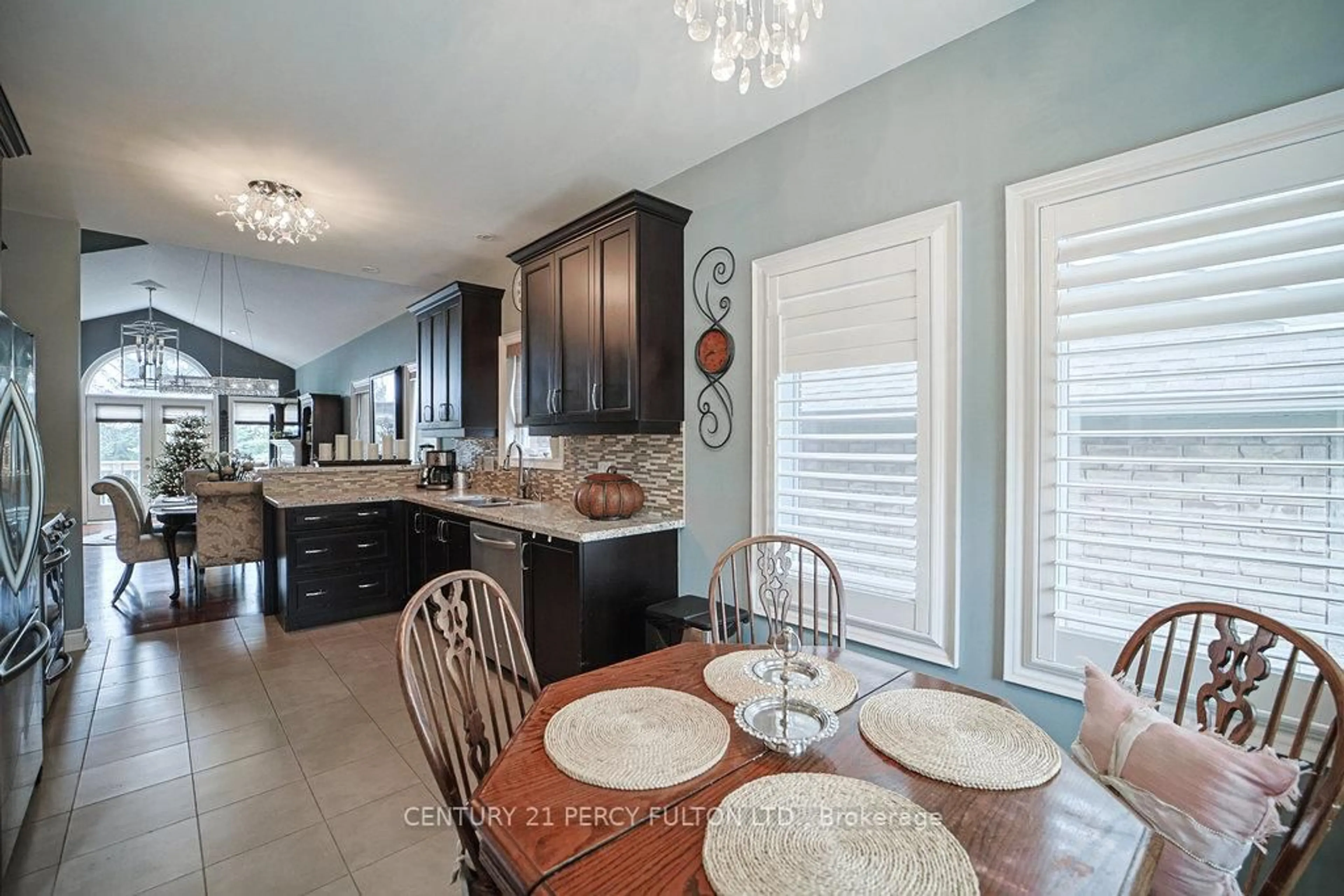 Open concept kitchen, ceramic/tile floor for 159 Ridge Way, New Tecumseth Ontario L9R 0H3