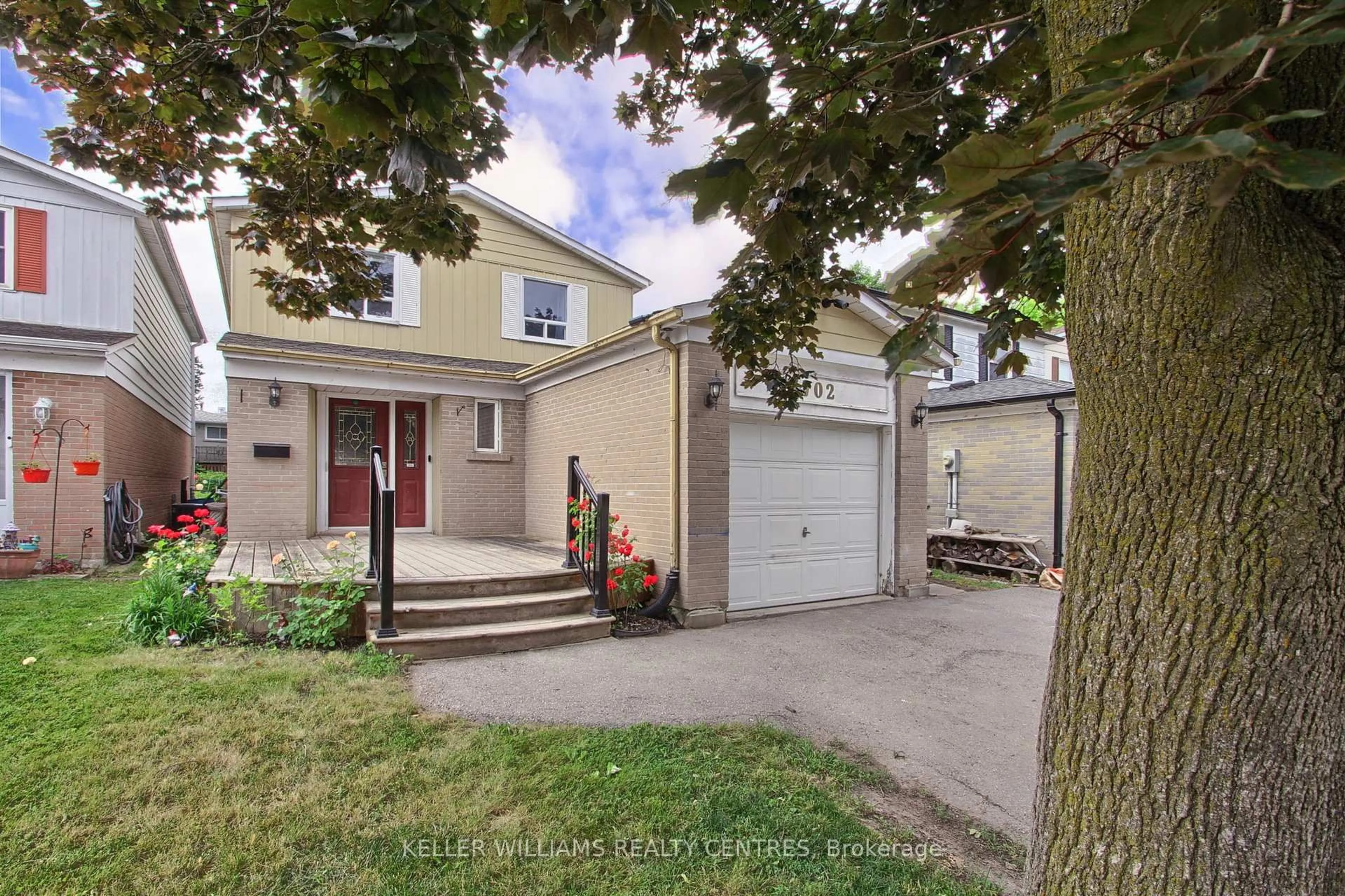 A pic from outside/outdoor area/front of a property/back of a property/a pic from drone, street for 702 Jackson Crt, Newmarket Ontario L3Y 5A6