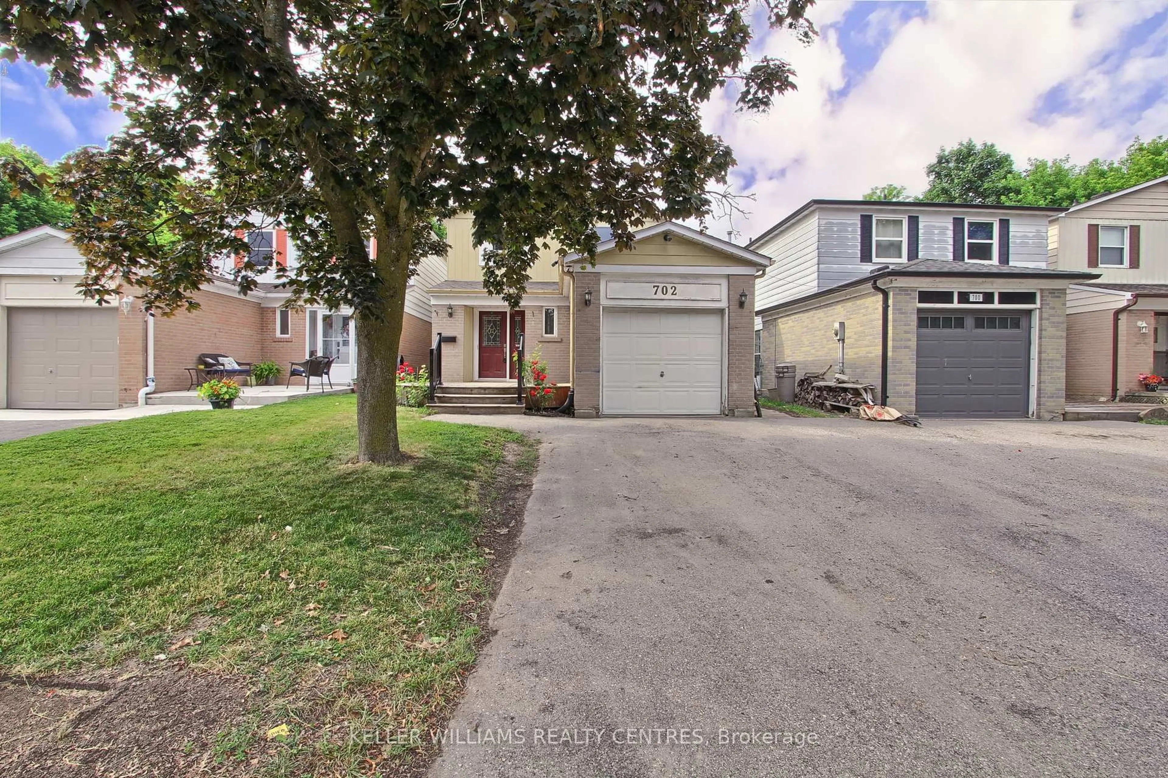 A pic from outside/outdoor area/front of a property/back of a property/a pic from drone, street for 702 Jackson Crt, Newmarket Ontario L3Y 5A6