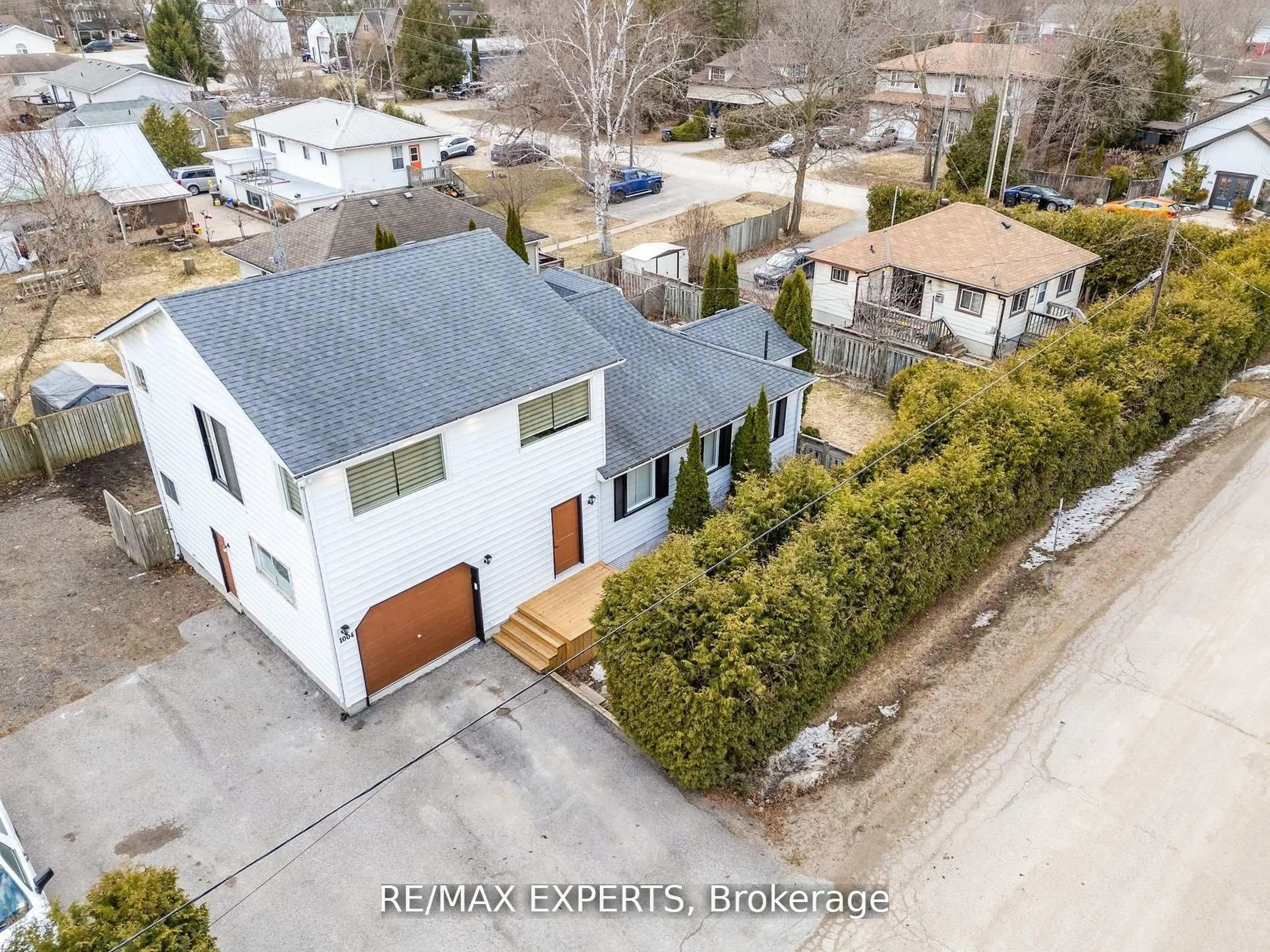 A pic from outside/outdoor area/front of a property/back of a property/a pic from drone, street for 1004 Robinson St, Innisfil Ontario L0L 1C0