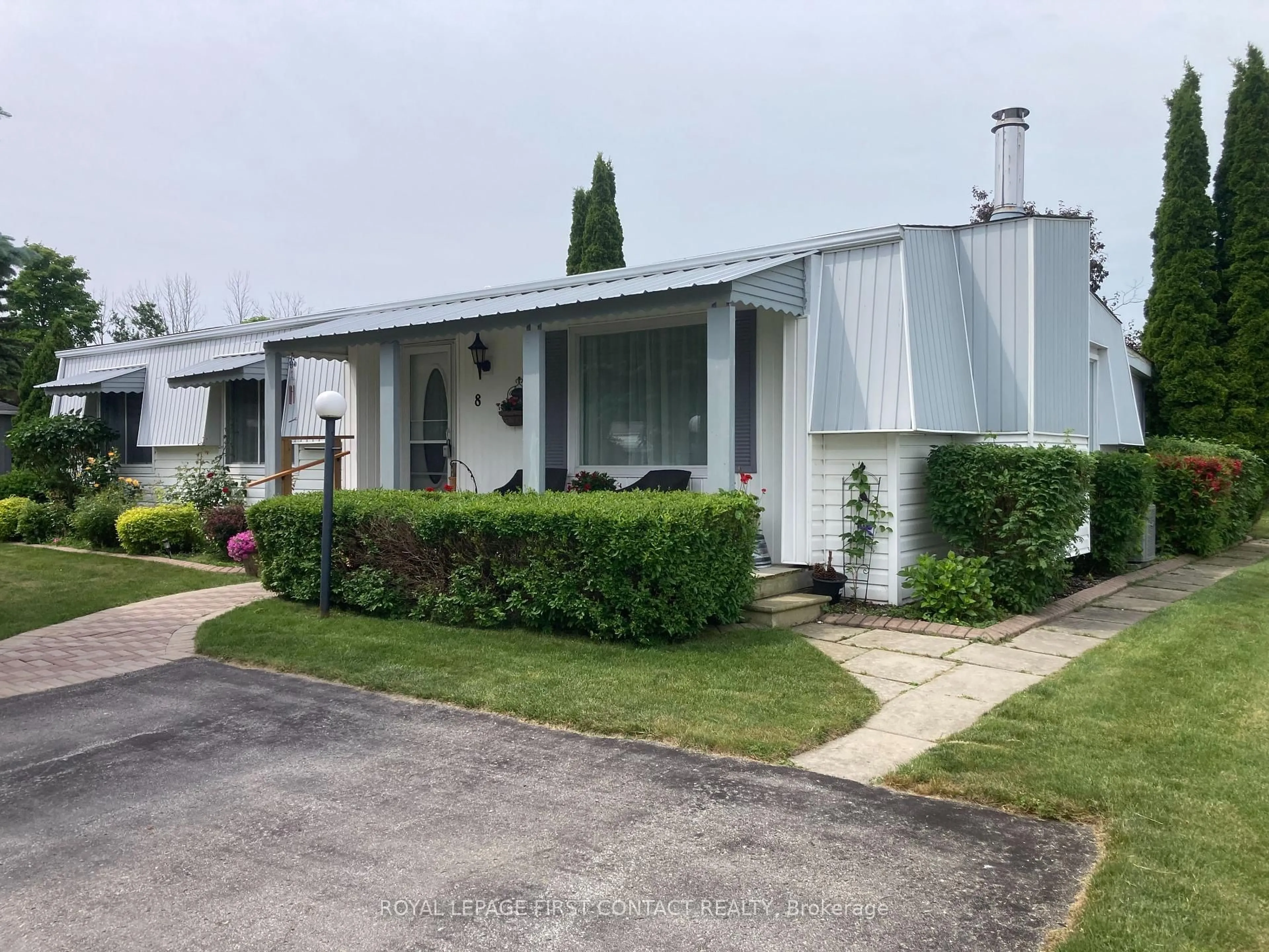 Home with vinyl exterior material, street for 8 Bonavista Arm, Innisfil Ontario L9S 1P5