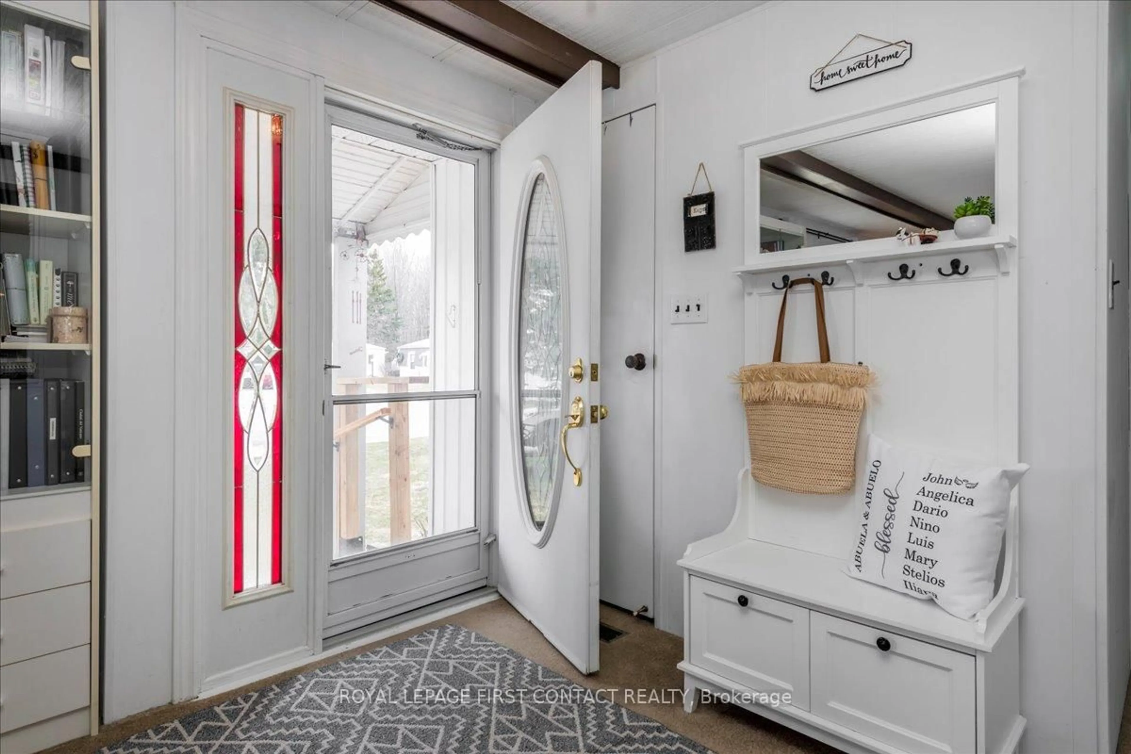 Indoor entryway for 8 Bonavista Arm, Innisfil Ontario L9S 1P5