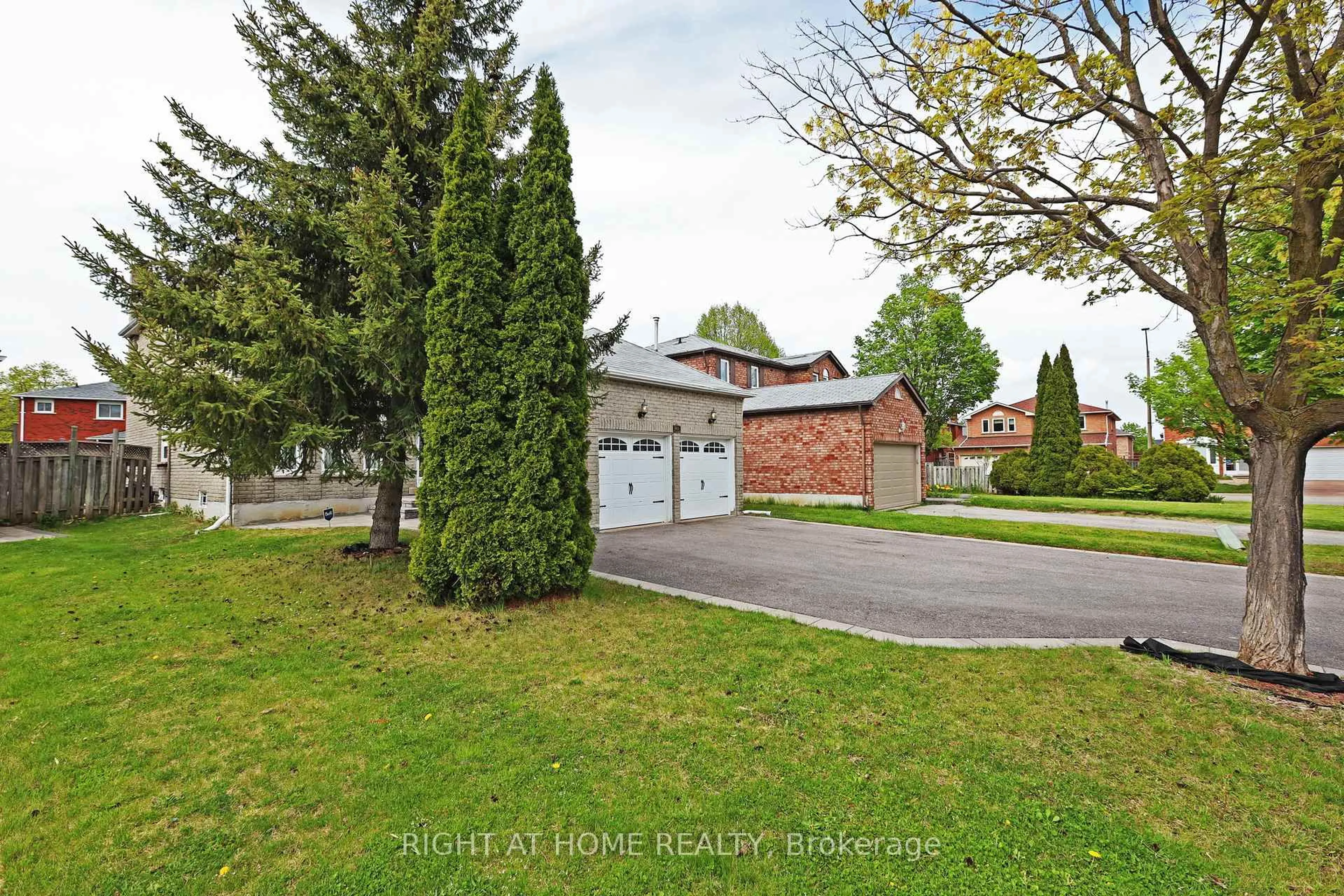 A pic from outside/outdoor area/front of a property/back of a property/a pic from drone, street for 4 Deena Pl, Markham Ontario L3S 3C6