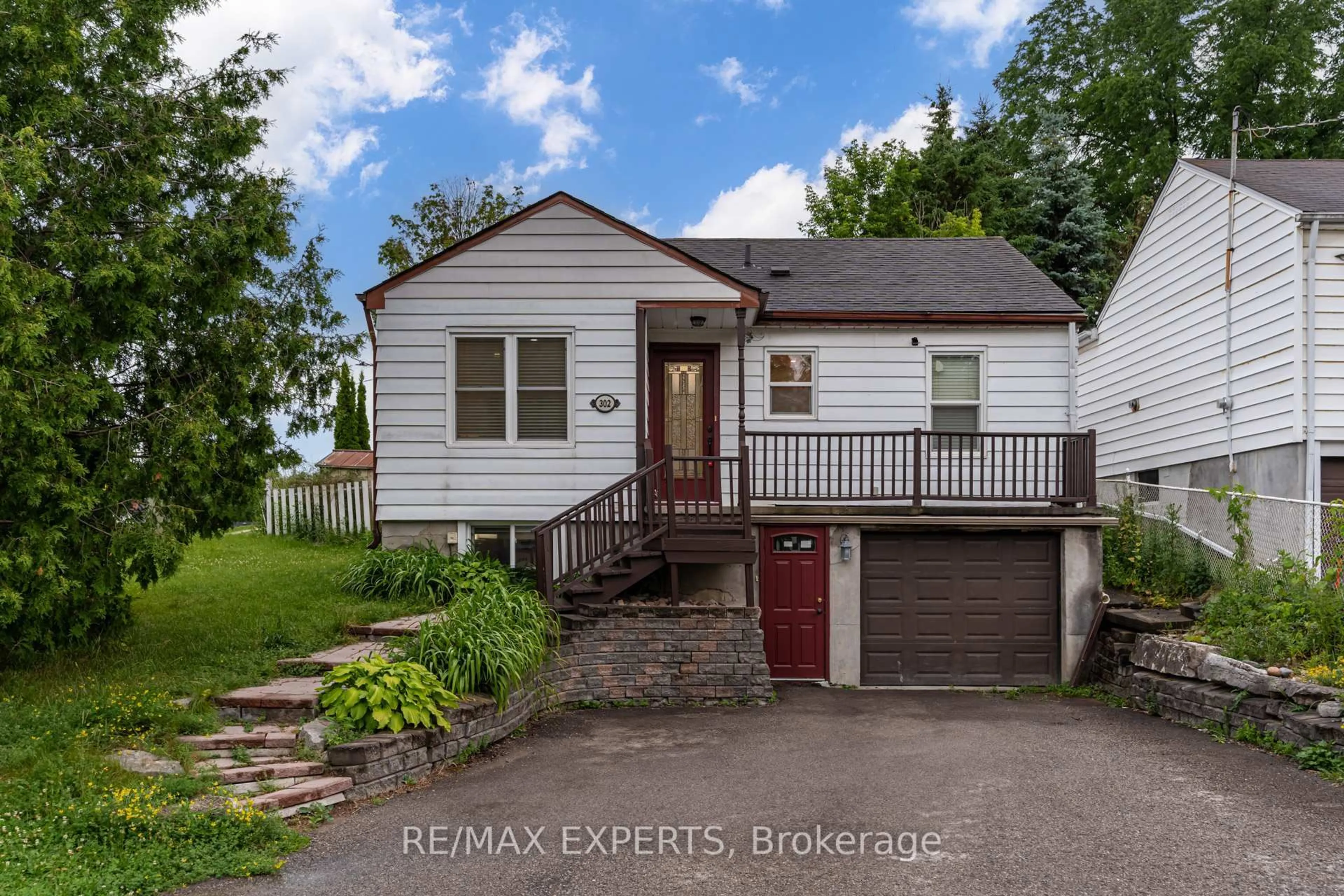 A pic from outside/outdoor area/front of a property/back of a property/a pic from drone, street for 302 Avenue Rd, Newmarket Ontario L3Y 1P2