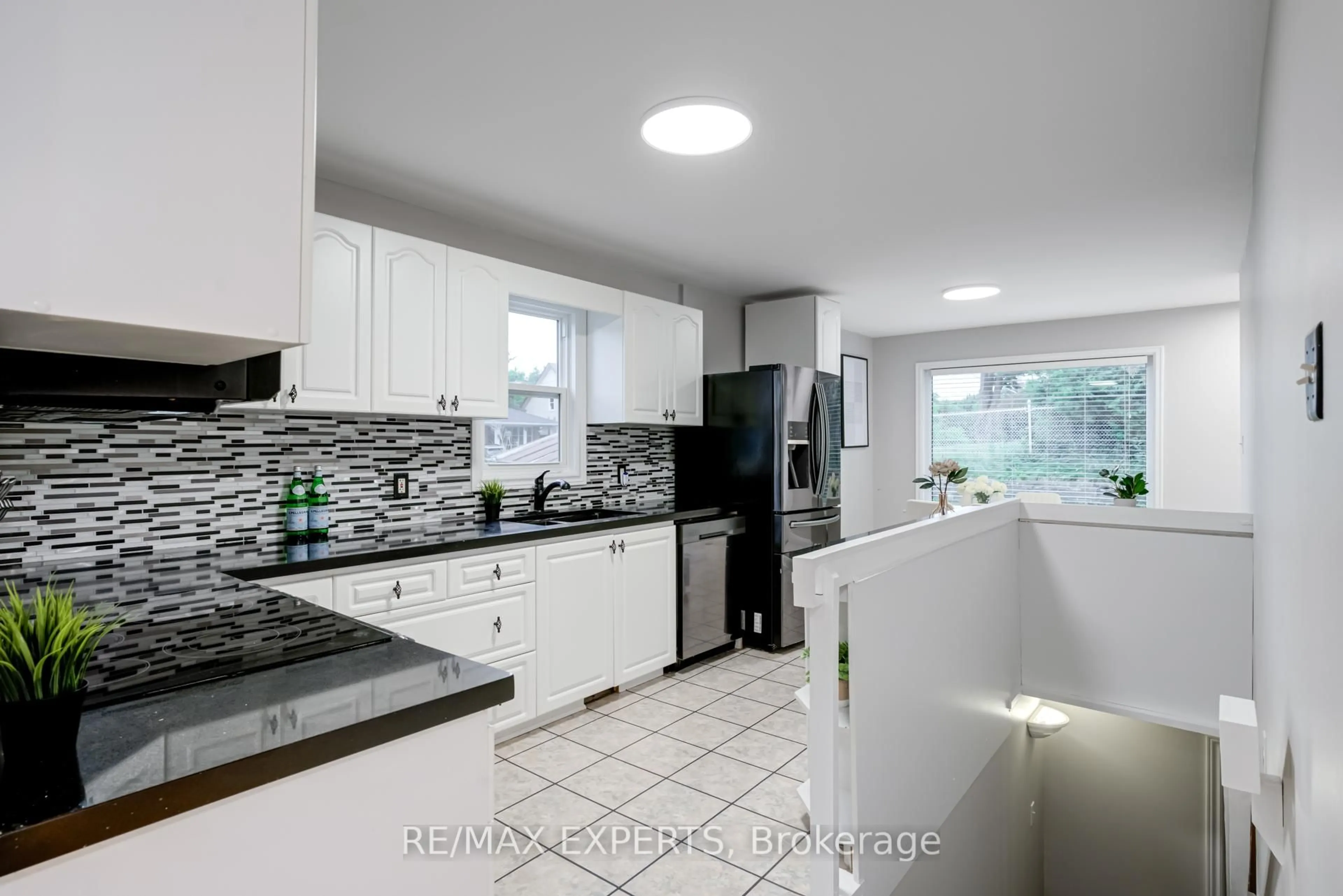Open concept kitchen, ceramic/tile floor for 302 Avenue Rd, Newmarket Ontario L3Y 1P2