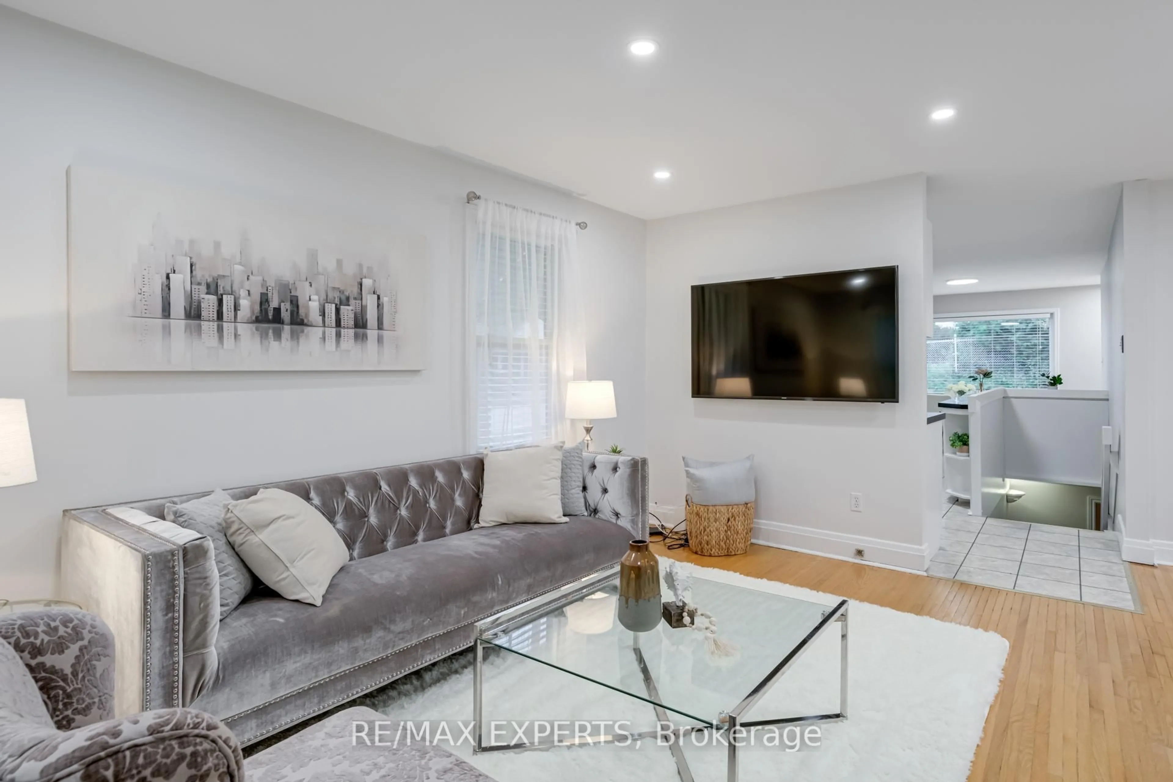 Living room with furniture, unknown for 302 Avenue Rd, Newmarket Ontario L3Y 1P2