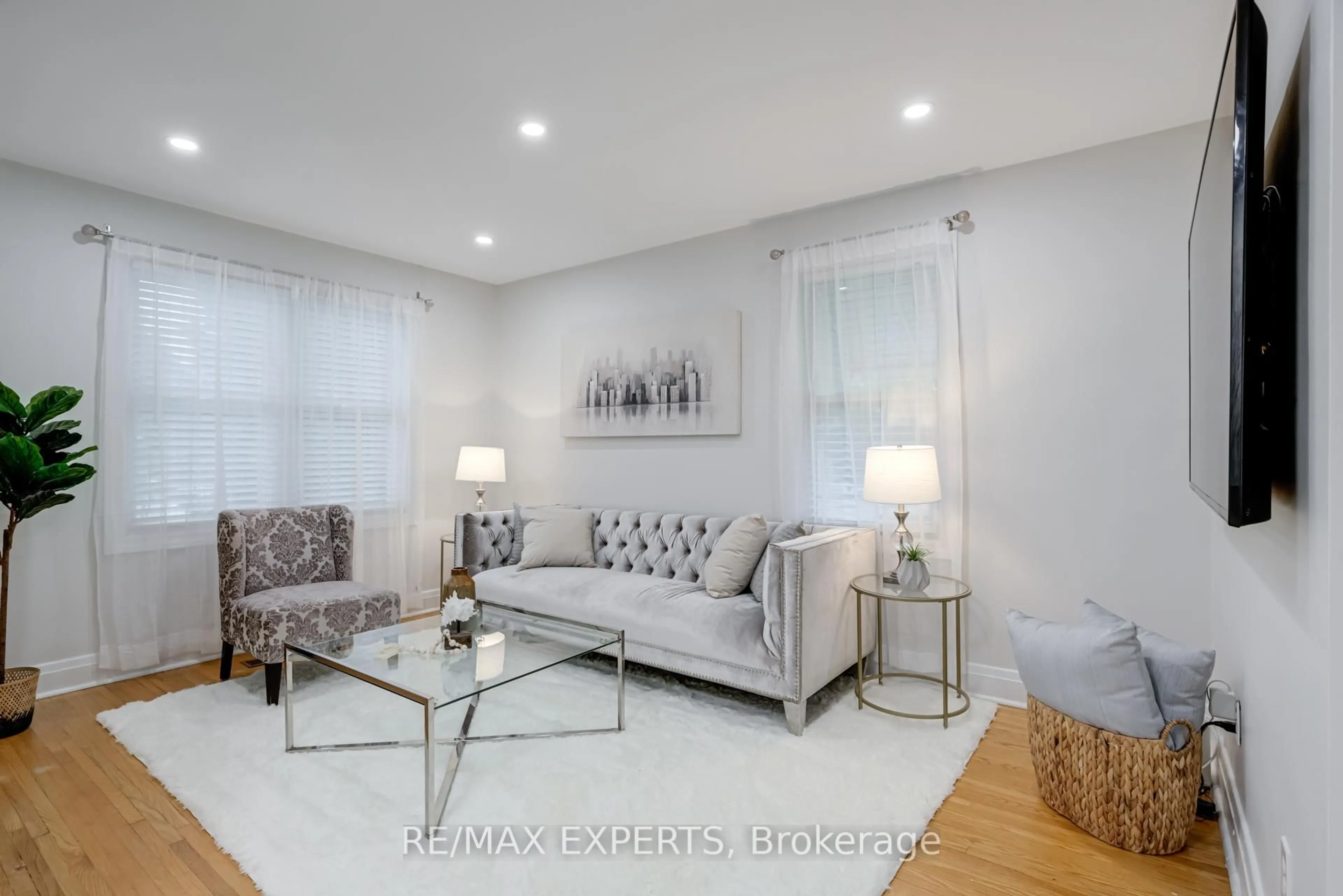 Living room with furniture, wood/laminate floor for 302 Avenue Rd, Newmarket Ontario L3Y 1P2