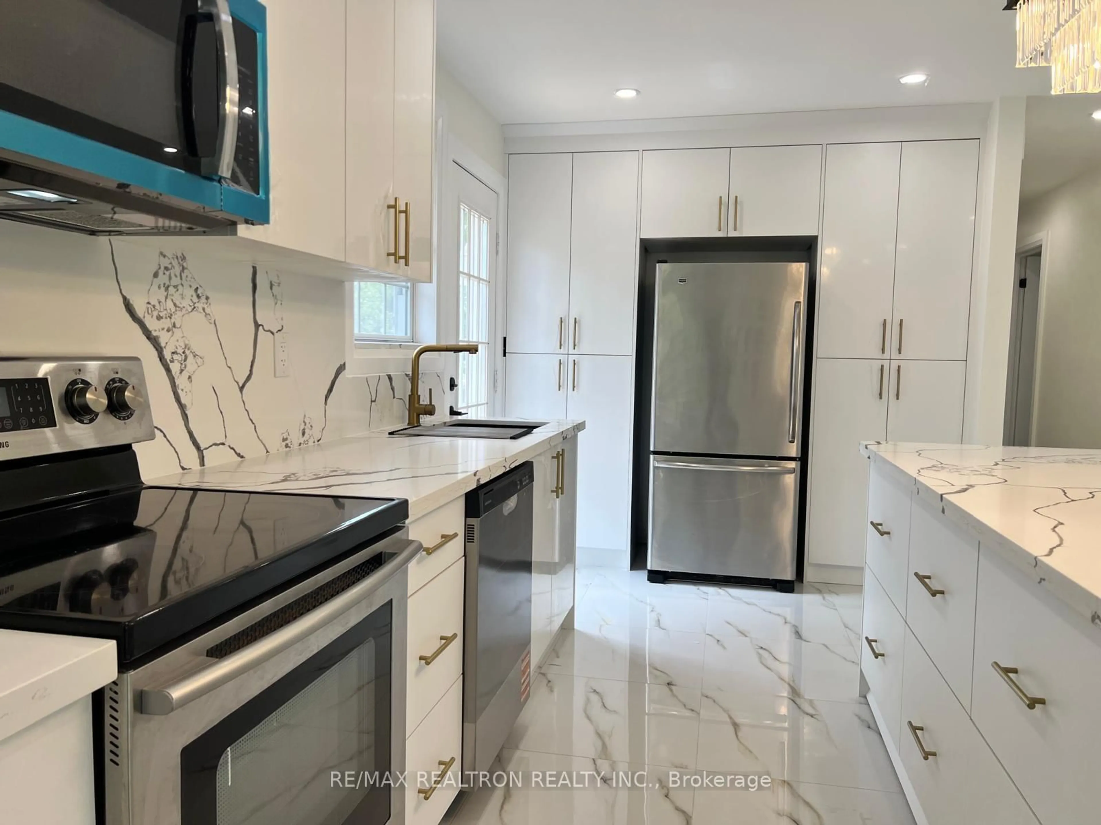 Contemporary kitchen, ceramic/tile floor for 474 Sandford St, Newmarket Ontario L3Y 4S7