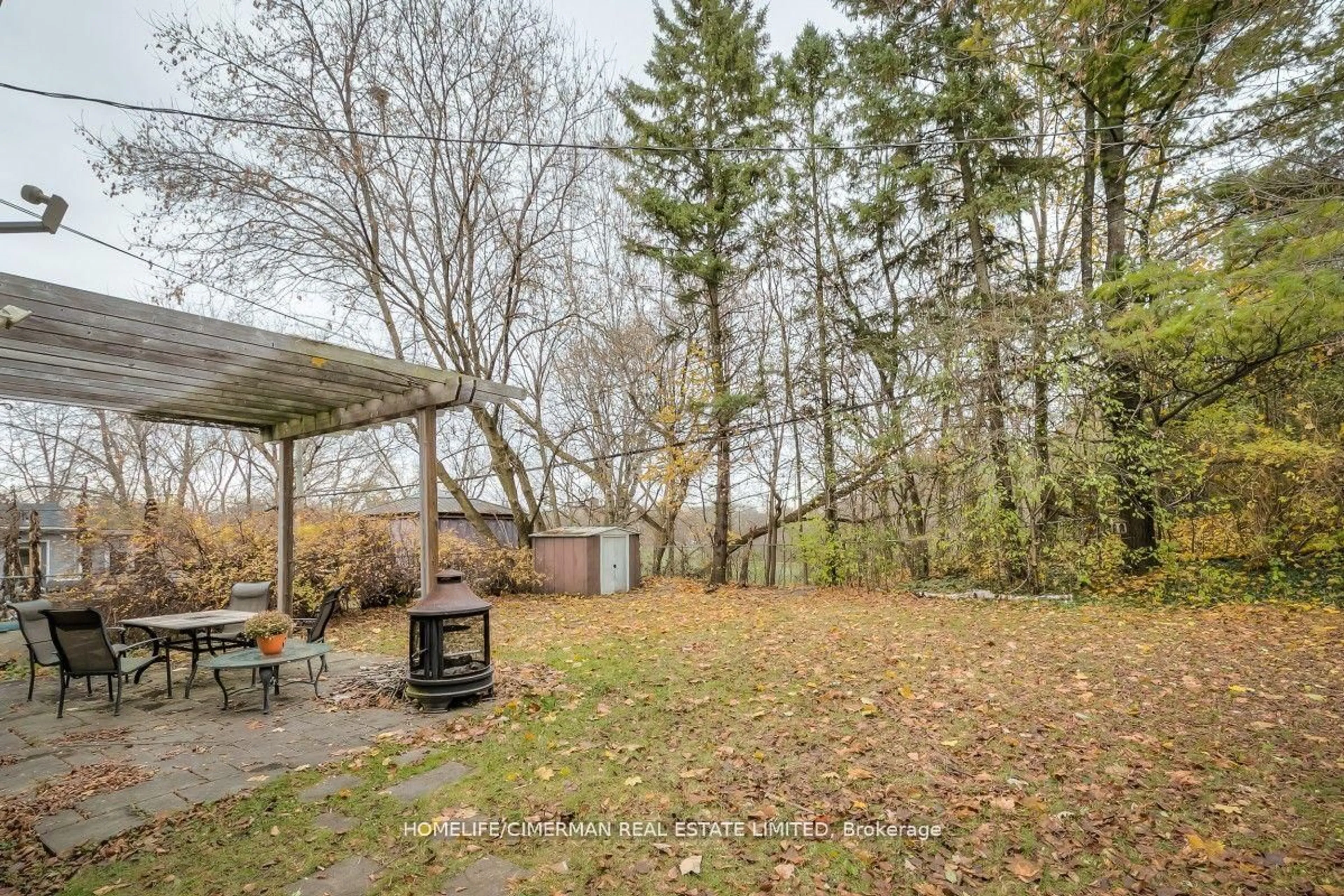 Patio, forest/trees view for 21 Huron Crt, Aurora Ontario L4G 2X7