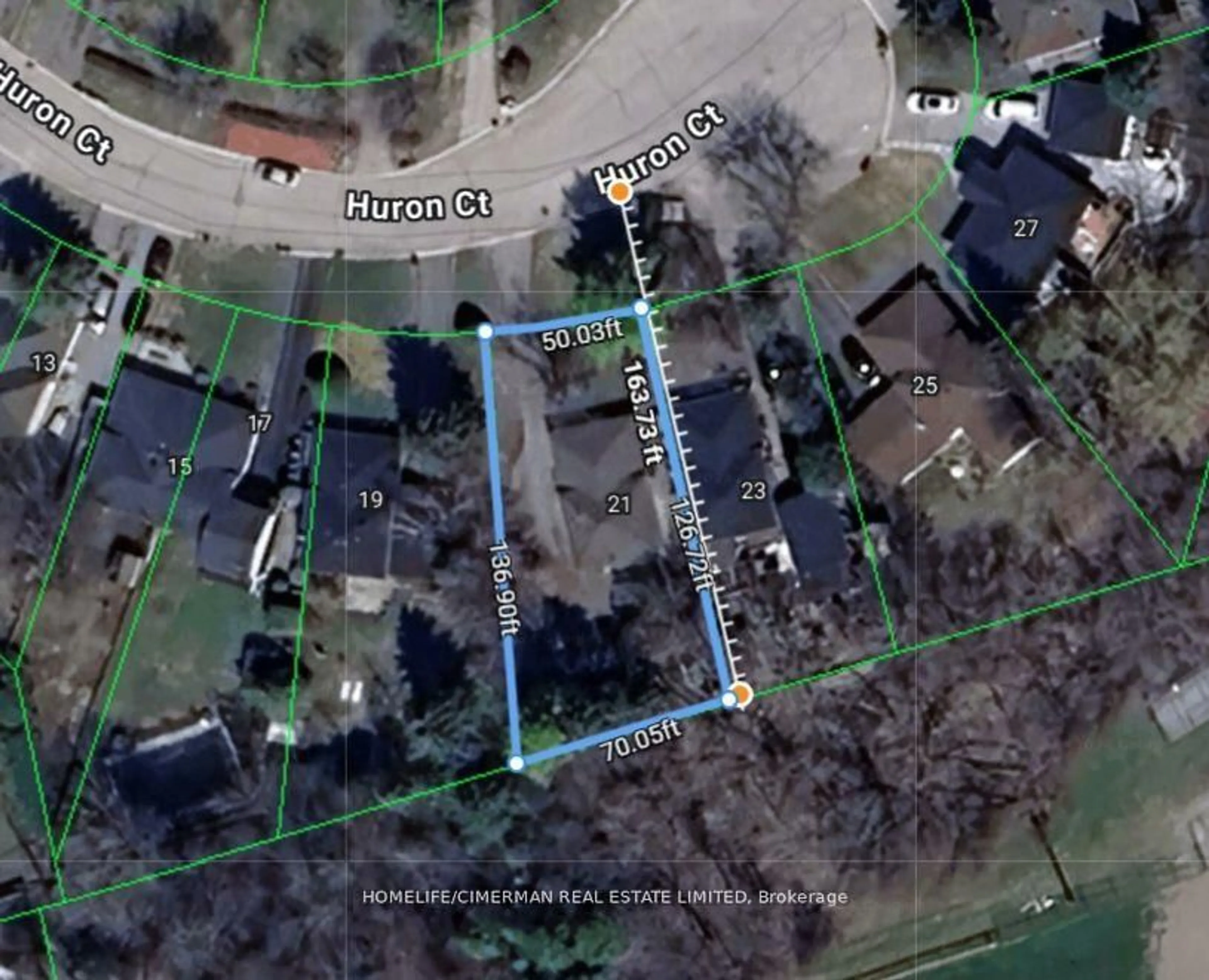 A pic from outside/outdoor area/front of a property/back of a property/a pic from drone, street for 21 Huron Crt, Aurora Ontario L4G 2X7