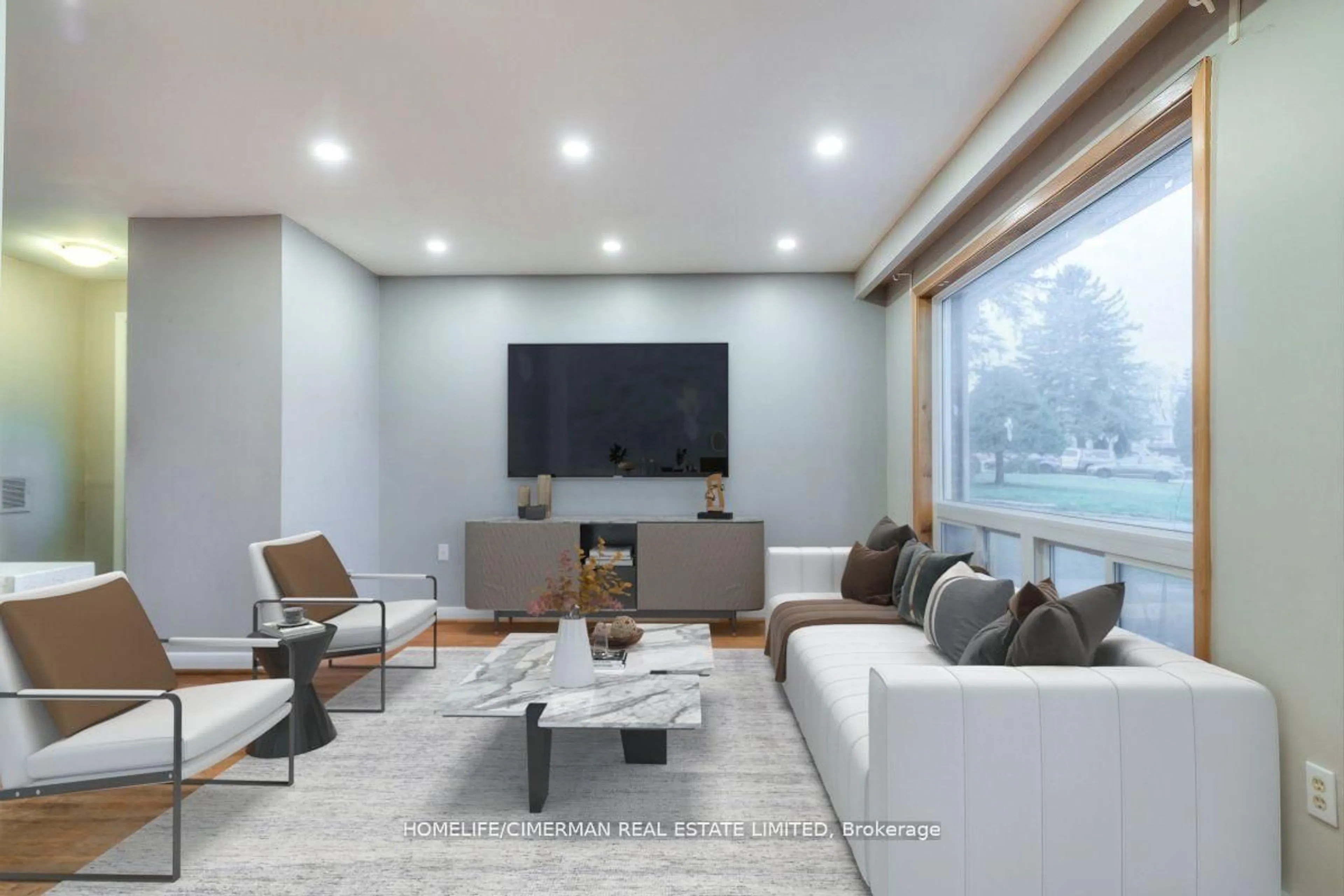 Living room with furniture, unknown for 21 Huron Crt, Aurora Ontario L4G 2X7