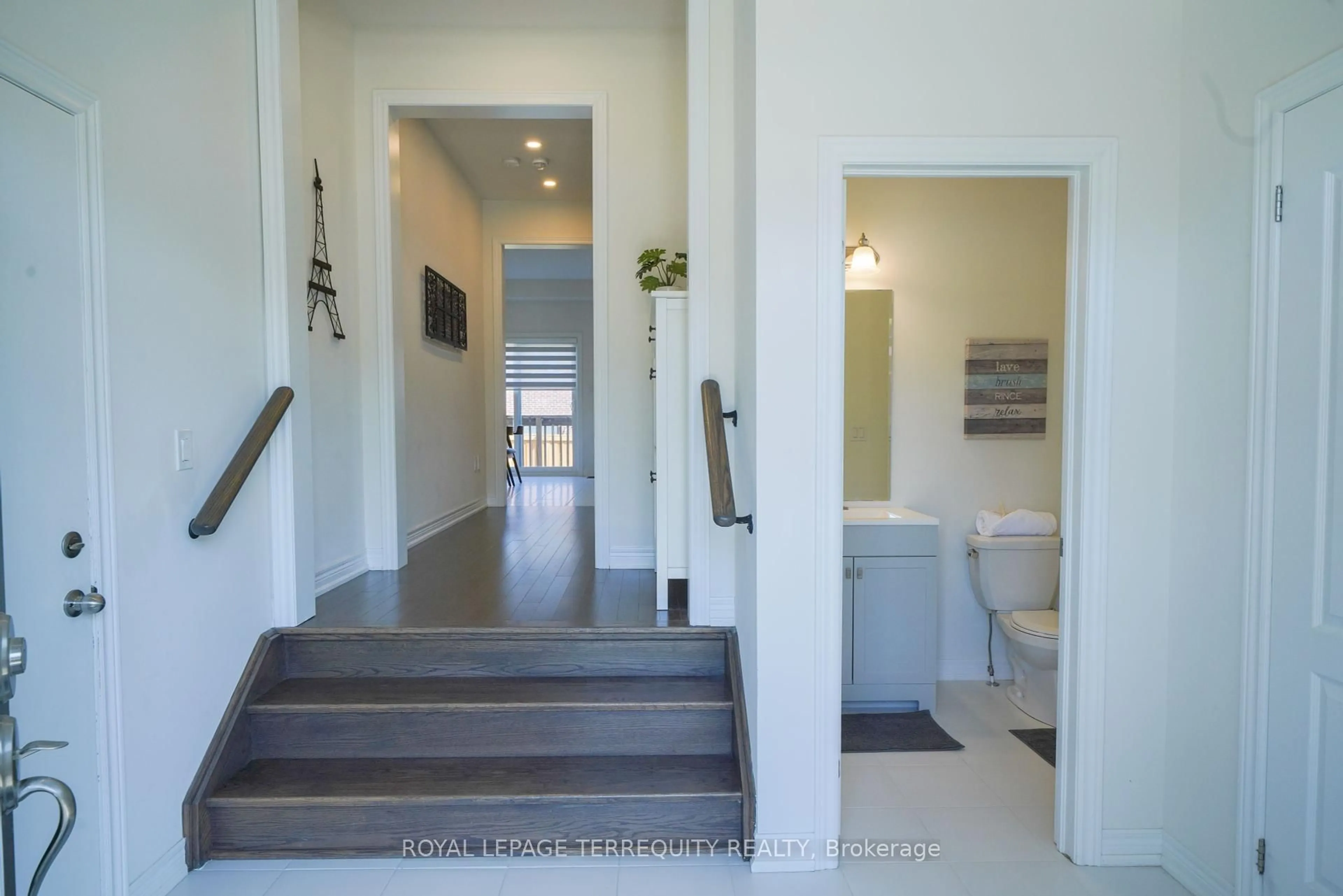 Indoor foyer for 40 Pietrowski Dr, Georgina Ontario L4P 0K2