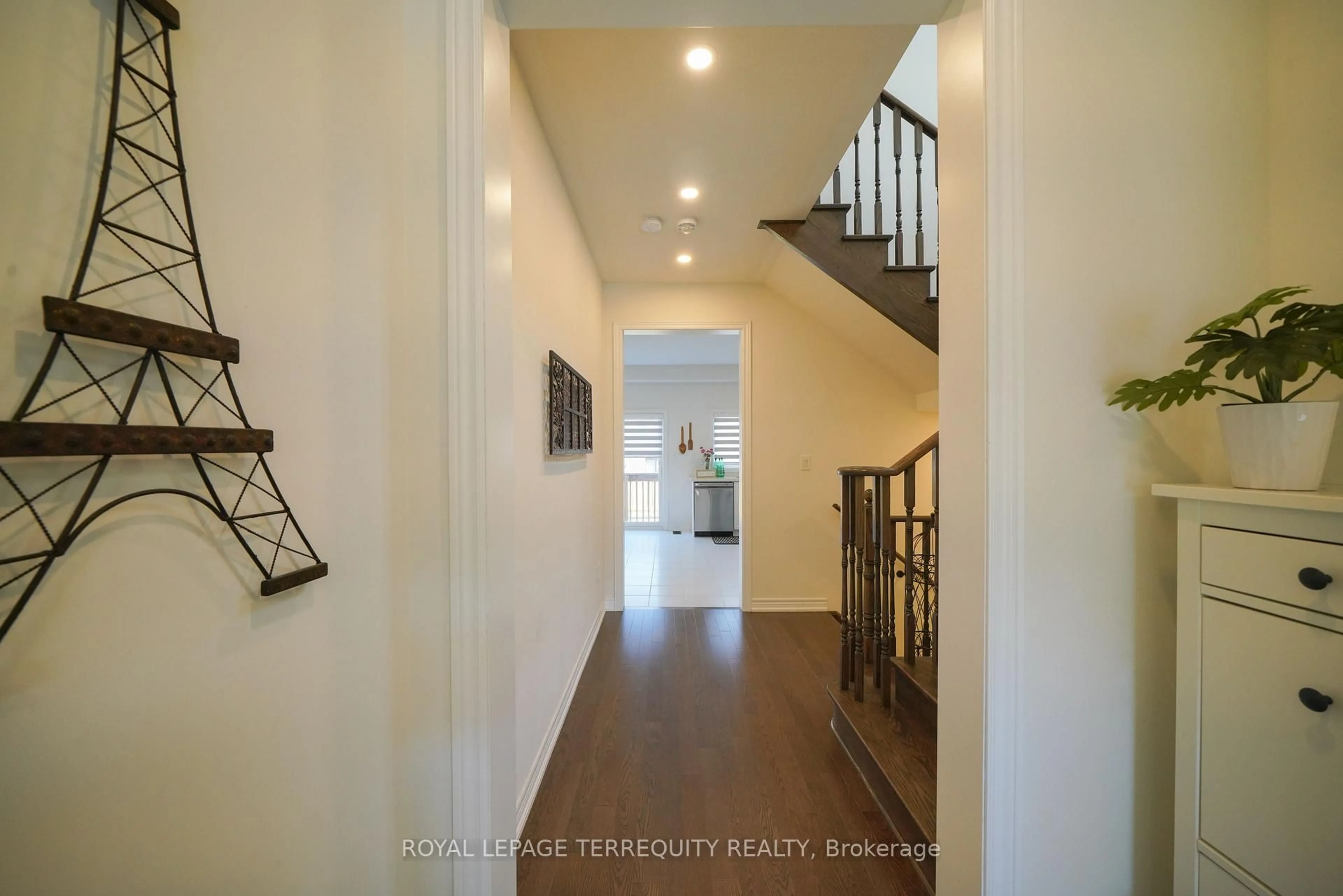 Indoor entryway for 40 Pietrowski Dr, Georgina Ontario L4P 0K2