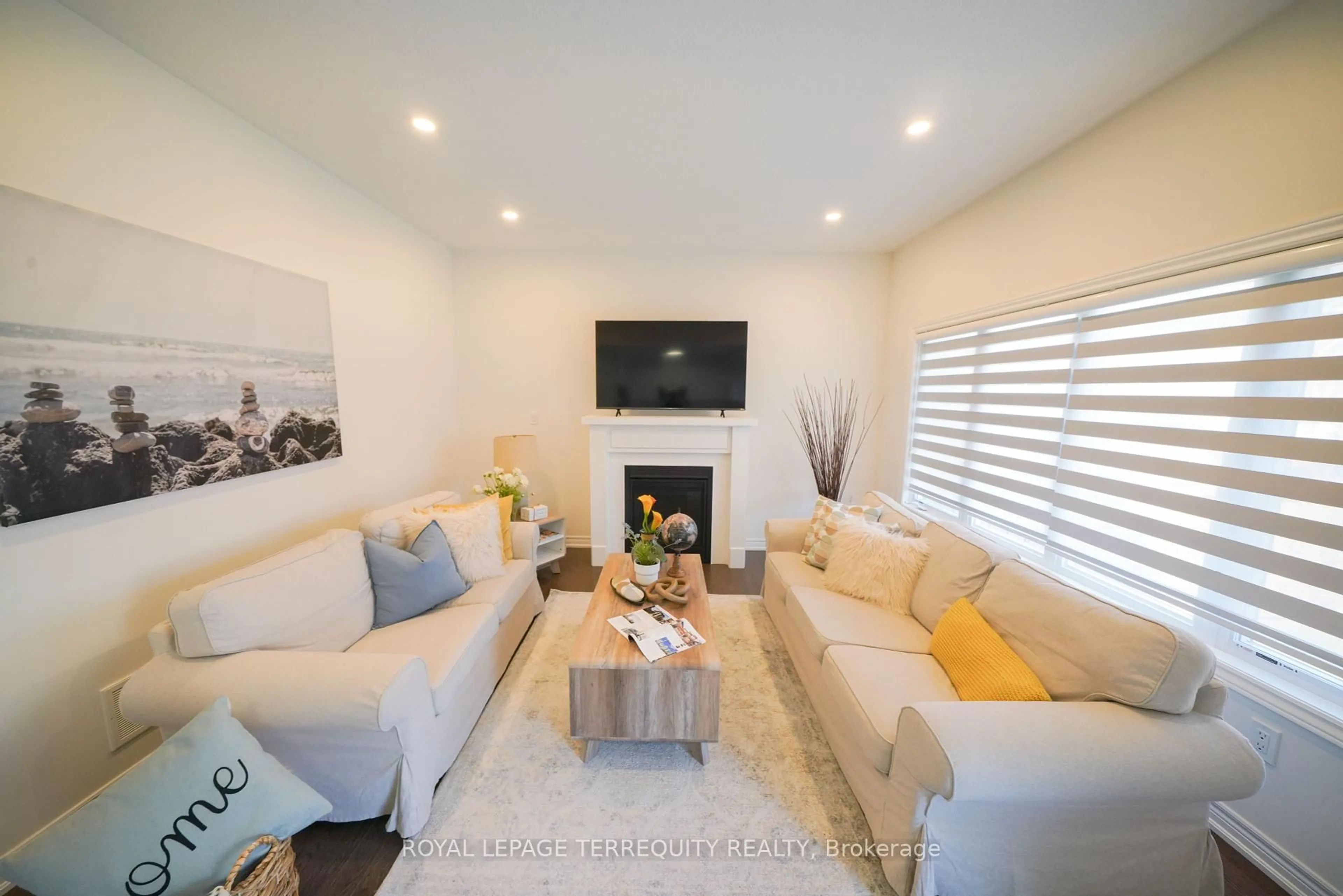 Living room with furniture, unknown for 40 Pietrowski Dr, Georgina Ontario L4P 0K2