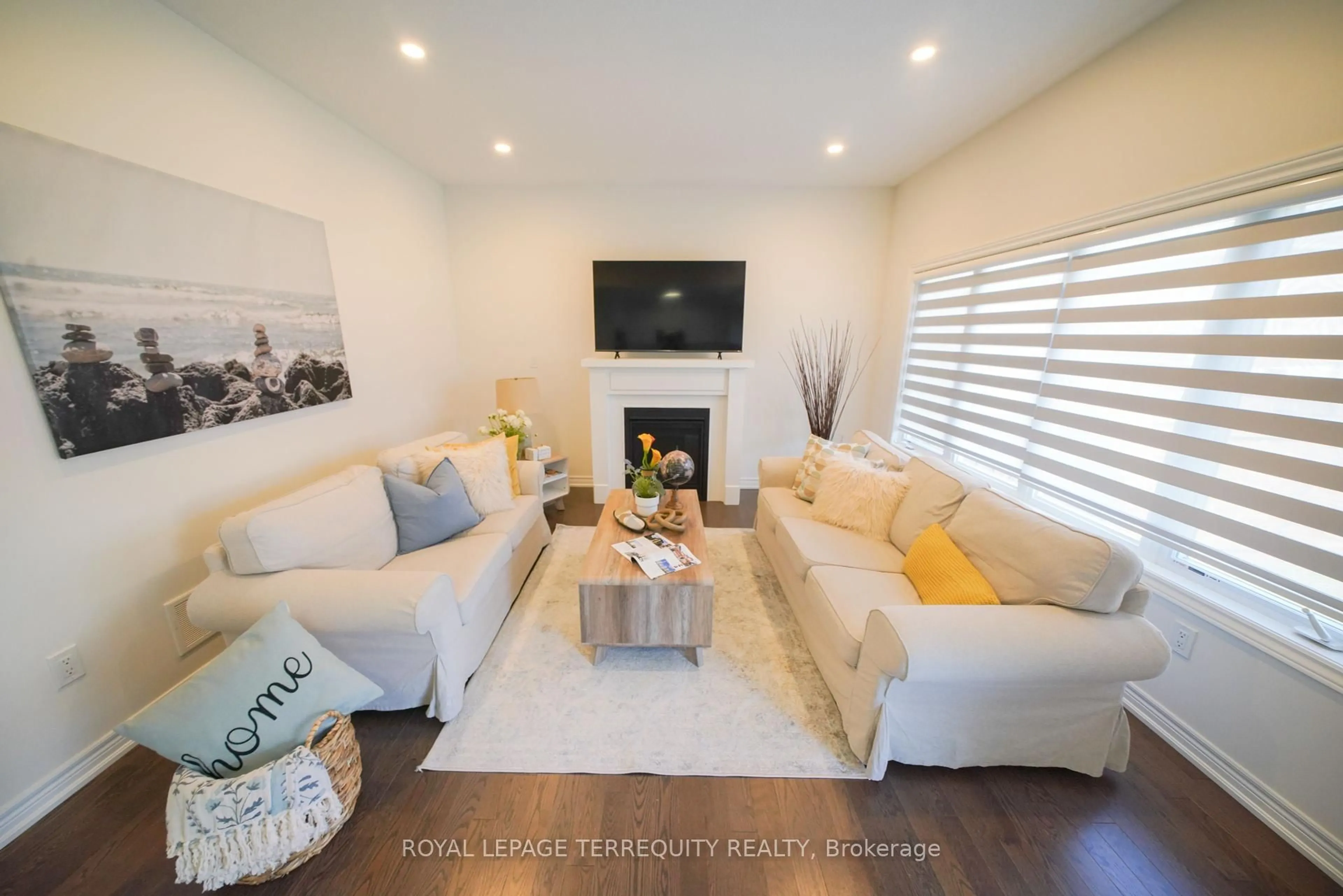 Living room with furniture, unknown for 40 Pietrowski Dr, Georgina Ontario L4P 0K2
