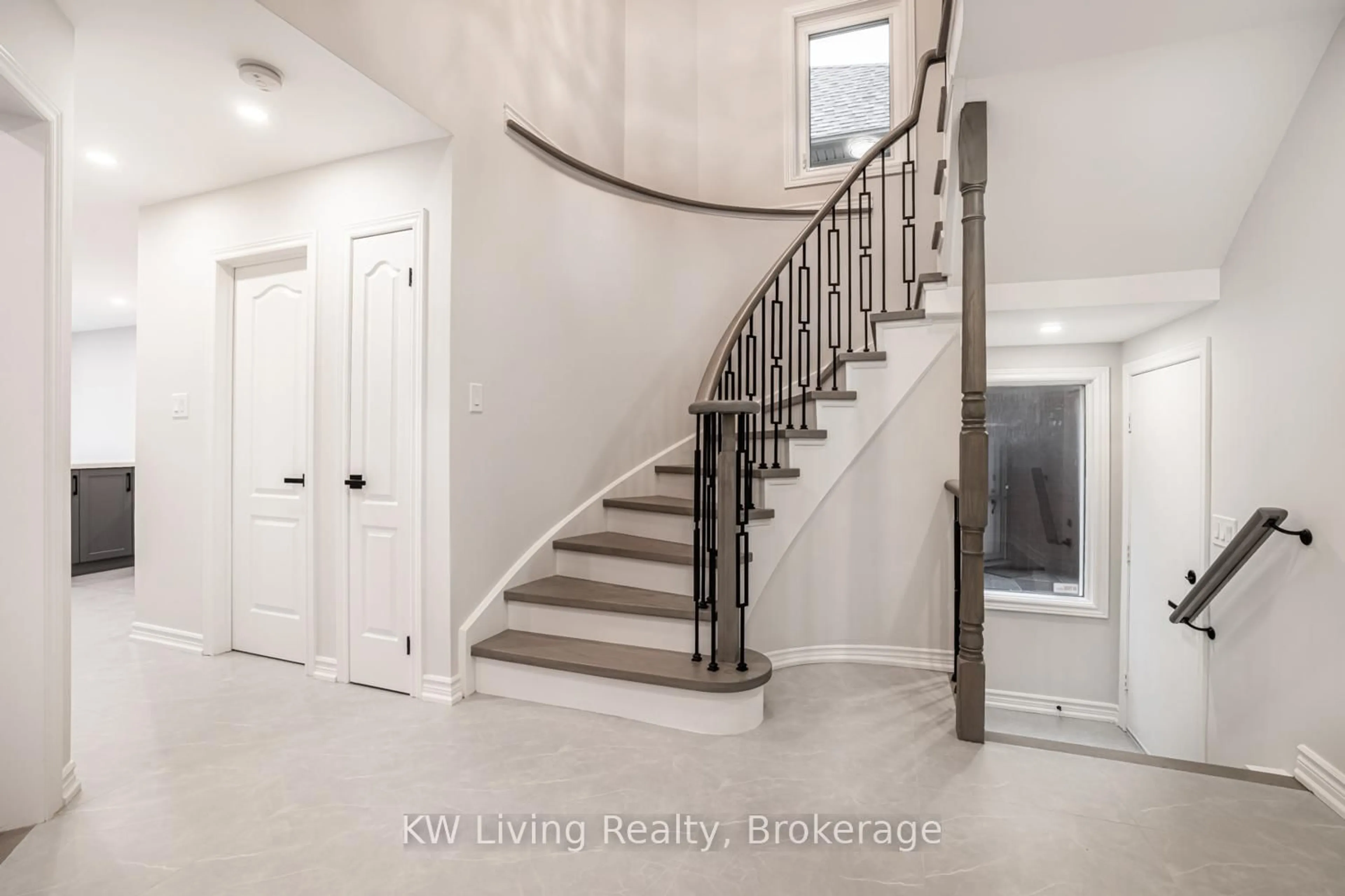 Indoor entryway for 46 Foxtail Rdge, Newmarket Ontario L3X 1Z6