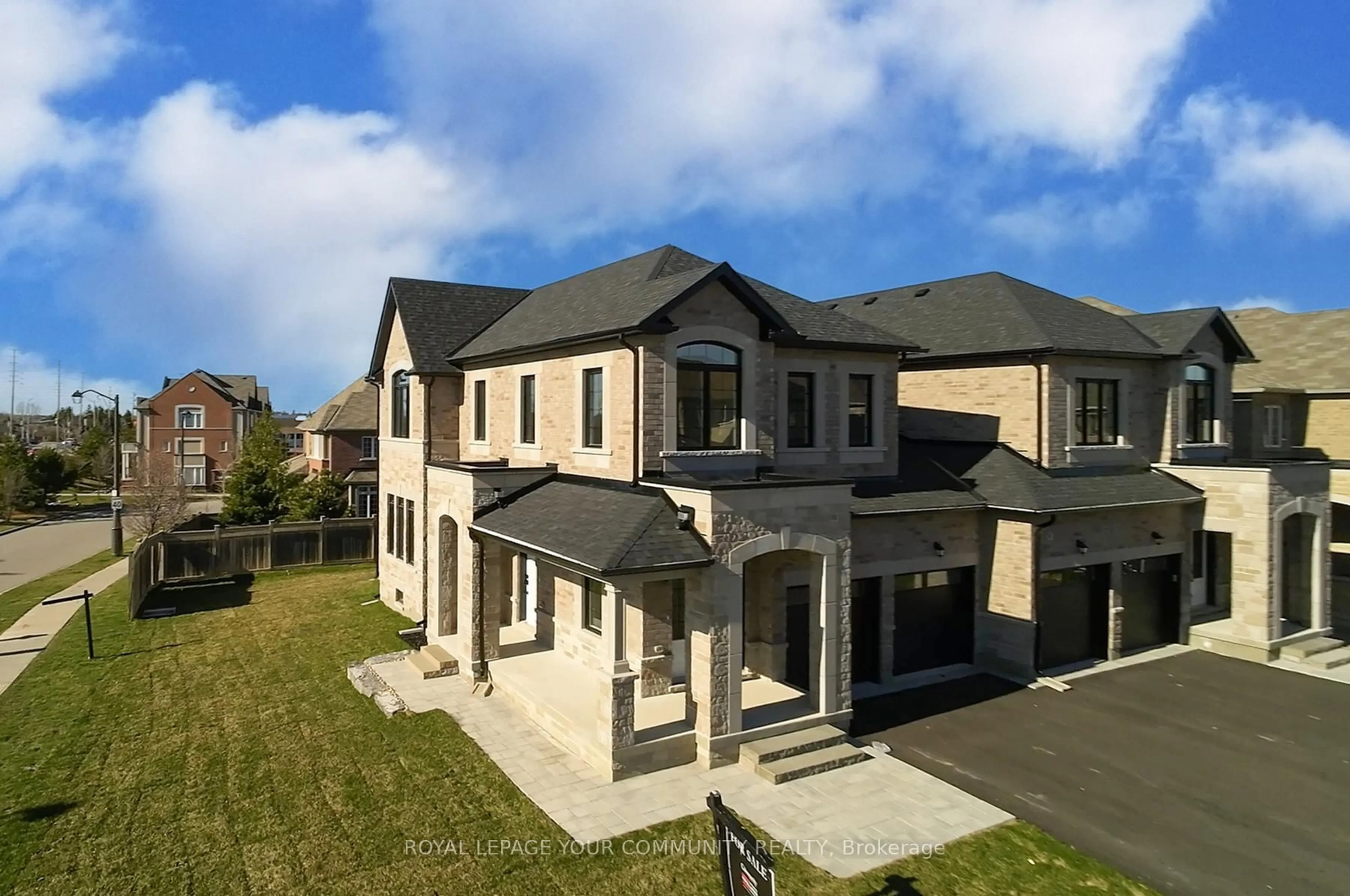 A pic from outside/outdoor area/front of a property/back of a property/a pic from drone, unknown for 122 Lewis Honey Dr, Aurora Ontario L4G 0J3