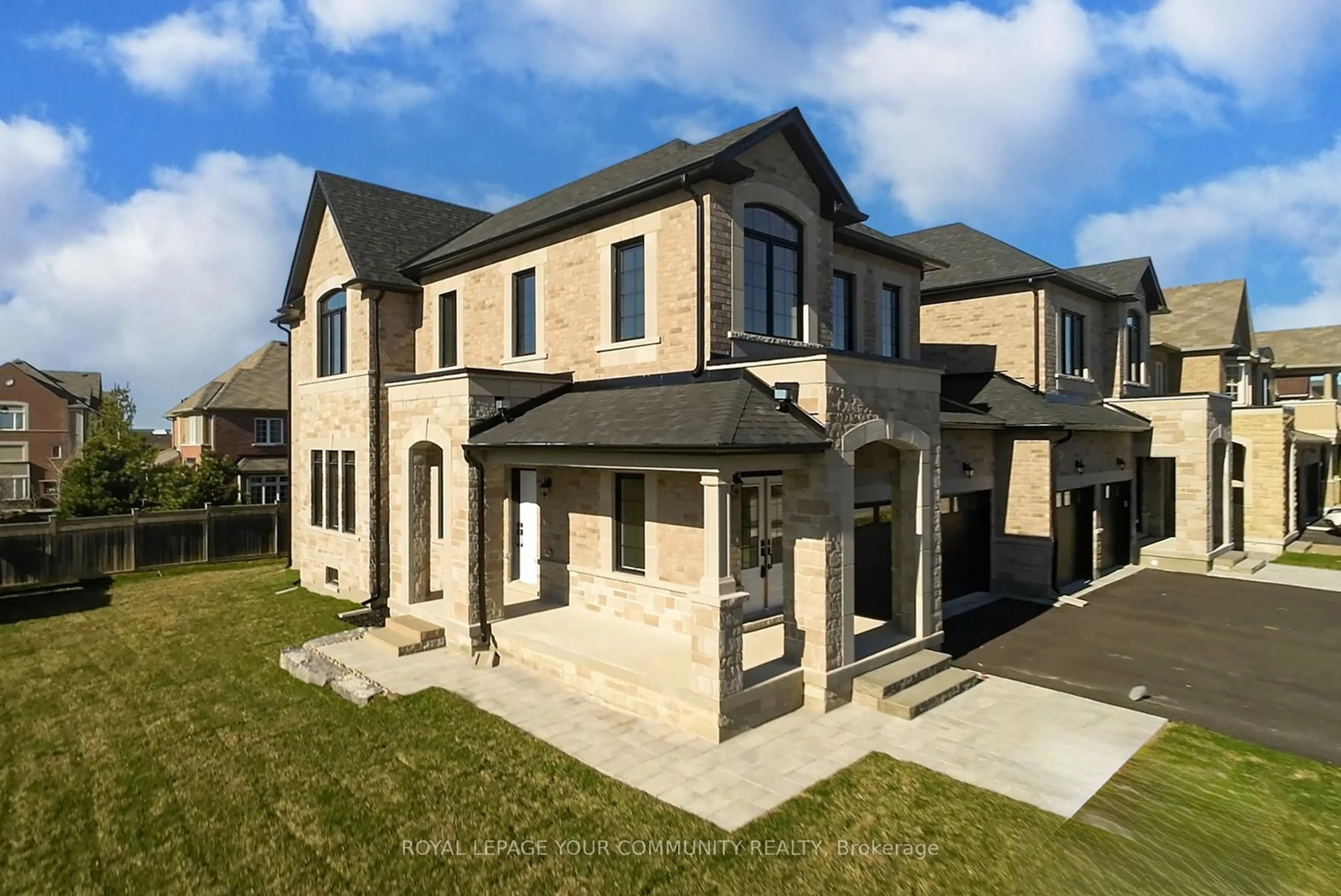 A pic from outside/outdoor area/front of a property/back of a property/a pic from drone, street for 122 Lewis Honey Dr, Aurora Ontario L4G 0J3