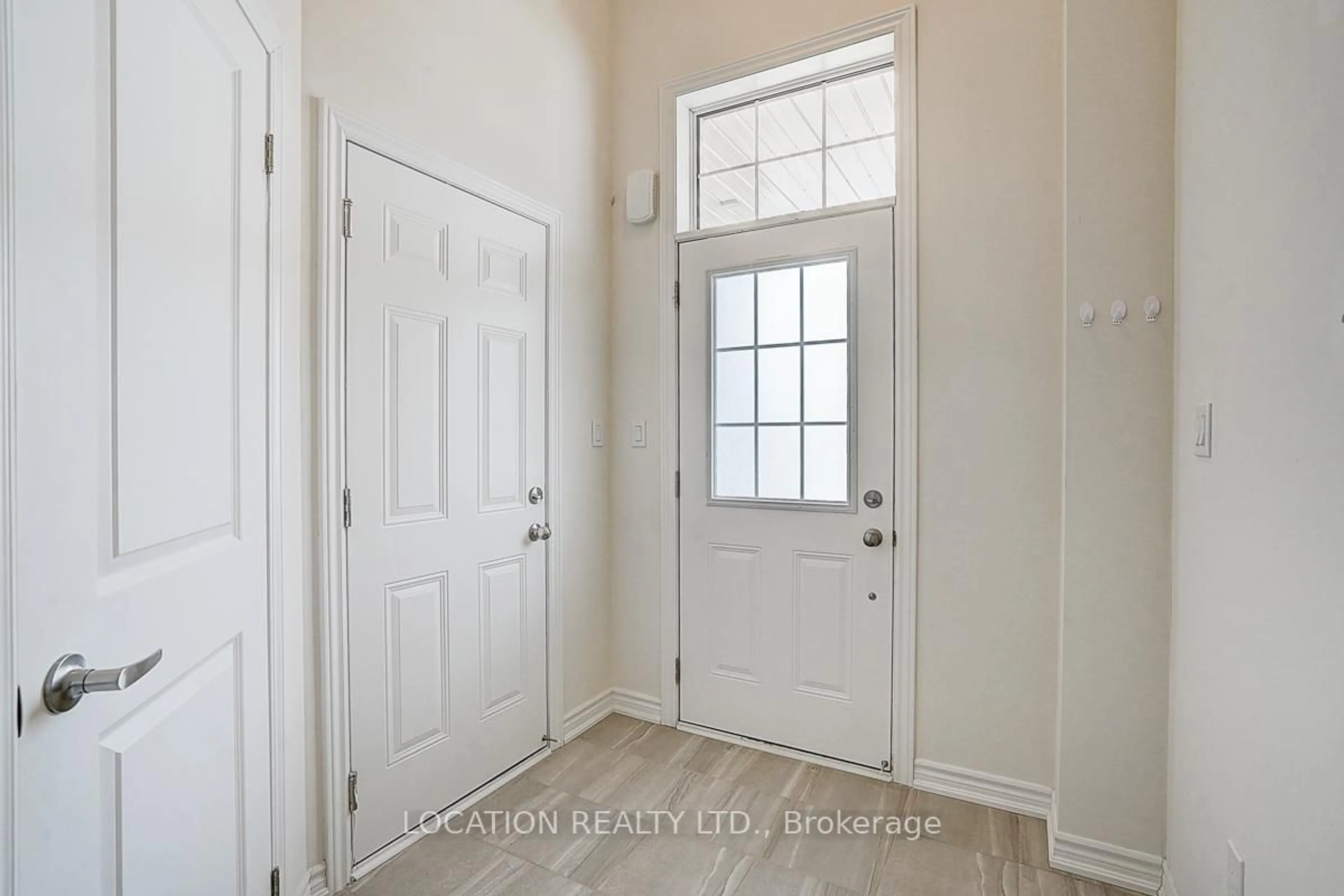 Indoor entryway for 87 Jonkman Blvd, Bradford West Gwillimbury Ontario L3Z 4J9