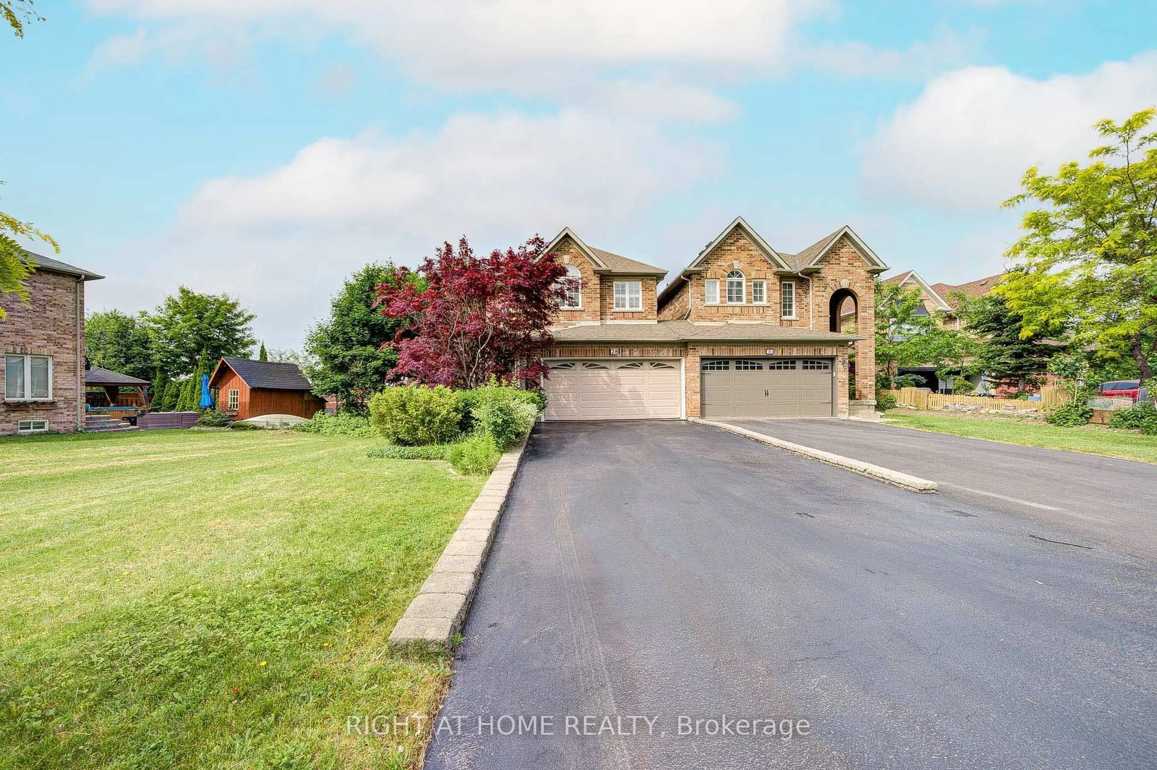 A pic from outside/outdoor area/front of a property/back of a property/a pic from drone, street for 28 Lorridge St, Richmond Hill Ontario L4E 3W4