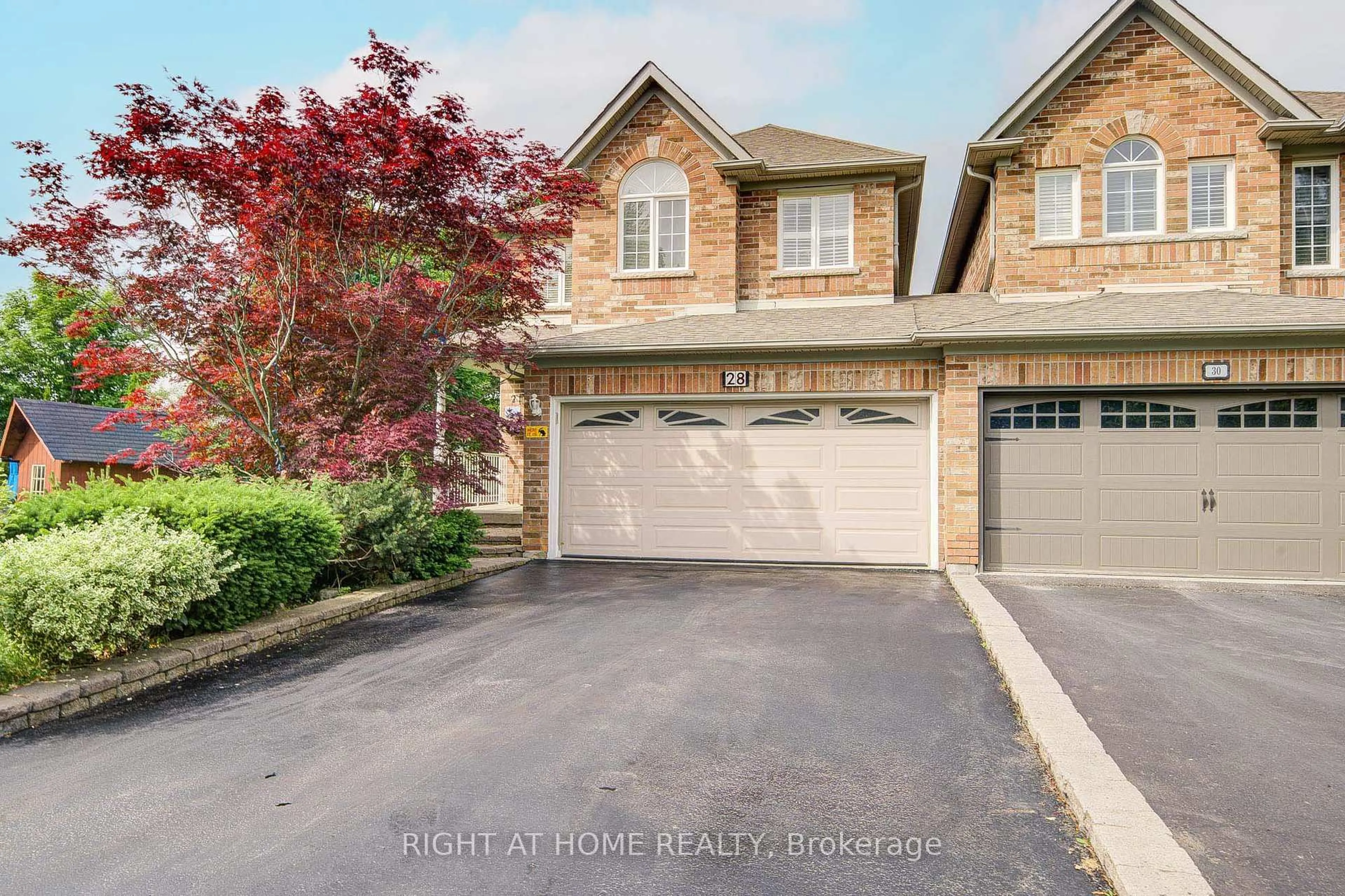 A pic from outside/outdoor area/front of a property/back of a property/a pic from drone, street for 28 Lorridge St, Richmond Hill Ontario L4E 3W4