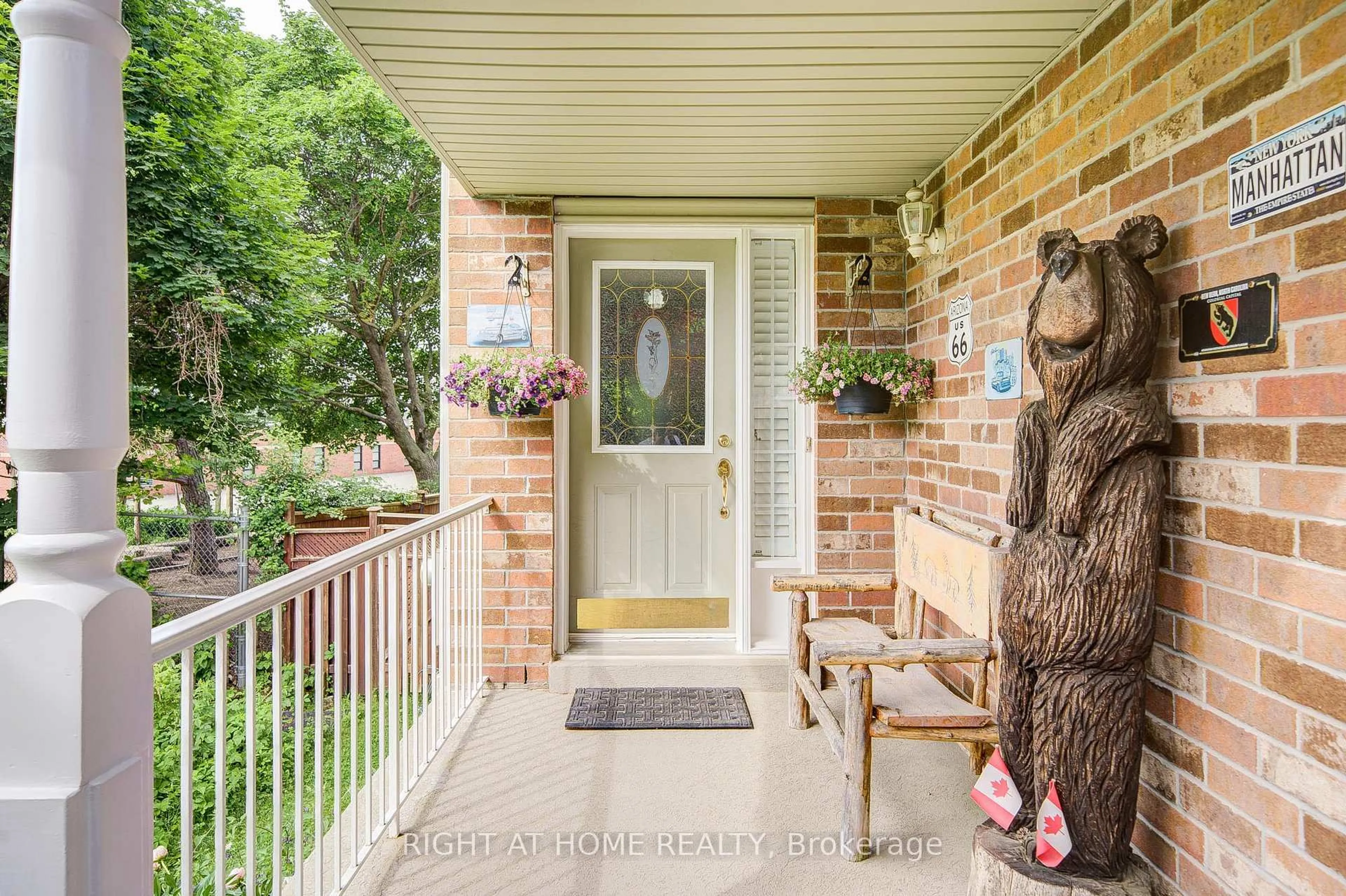 Indoor entryway for 28 Lorridge St, Richmond Hill Ontario L4E 3W4
