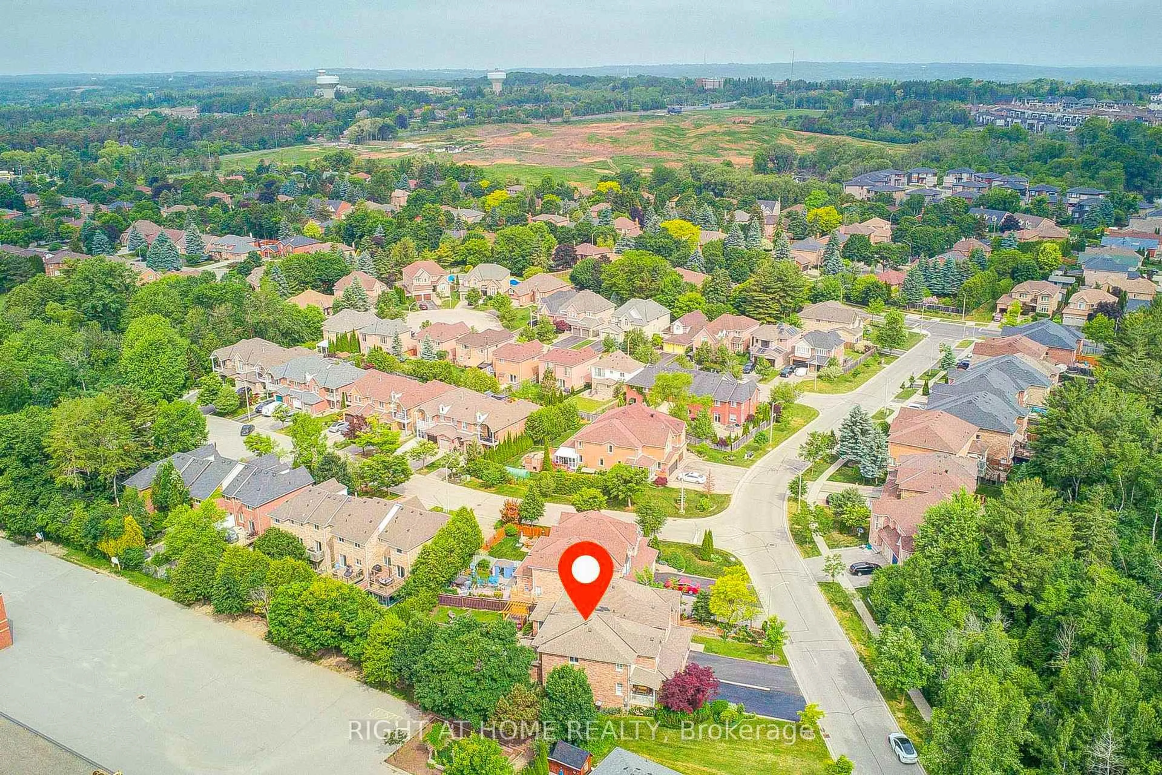 A pic from outside/outdoor area/front of a property/back of a property/a pic from drone, street for 28 Lorridge St, Richmond Hill Ontario L4E 3W4