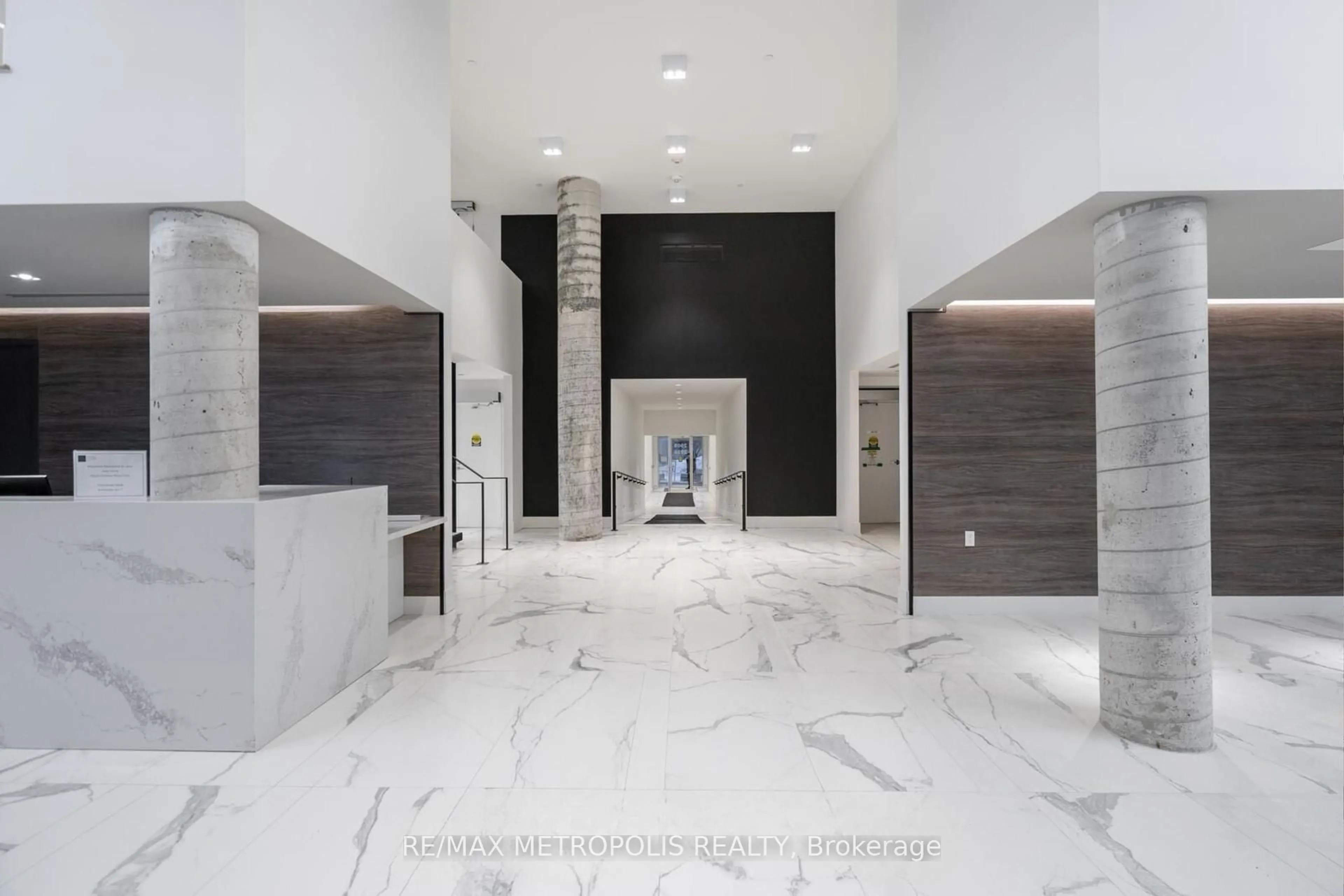 Indoor foyer for 2908 Highway 7 #311, Vaughan Ontario L4K 0K5