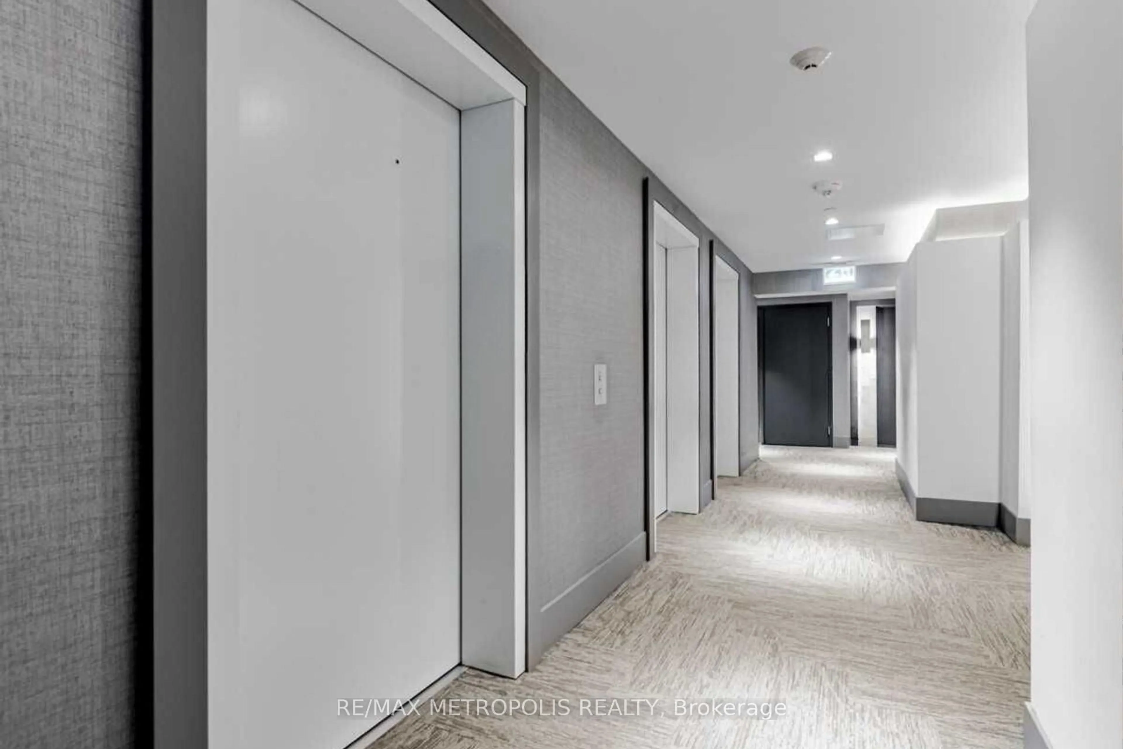 Indoor foyer for 2908 Highway 7 #311, Vaughan Ontario L4K 0K5