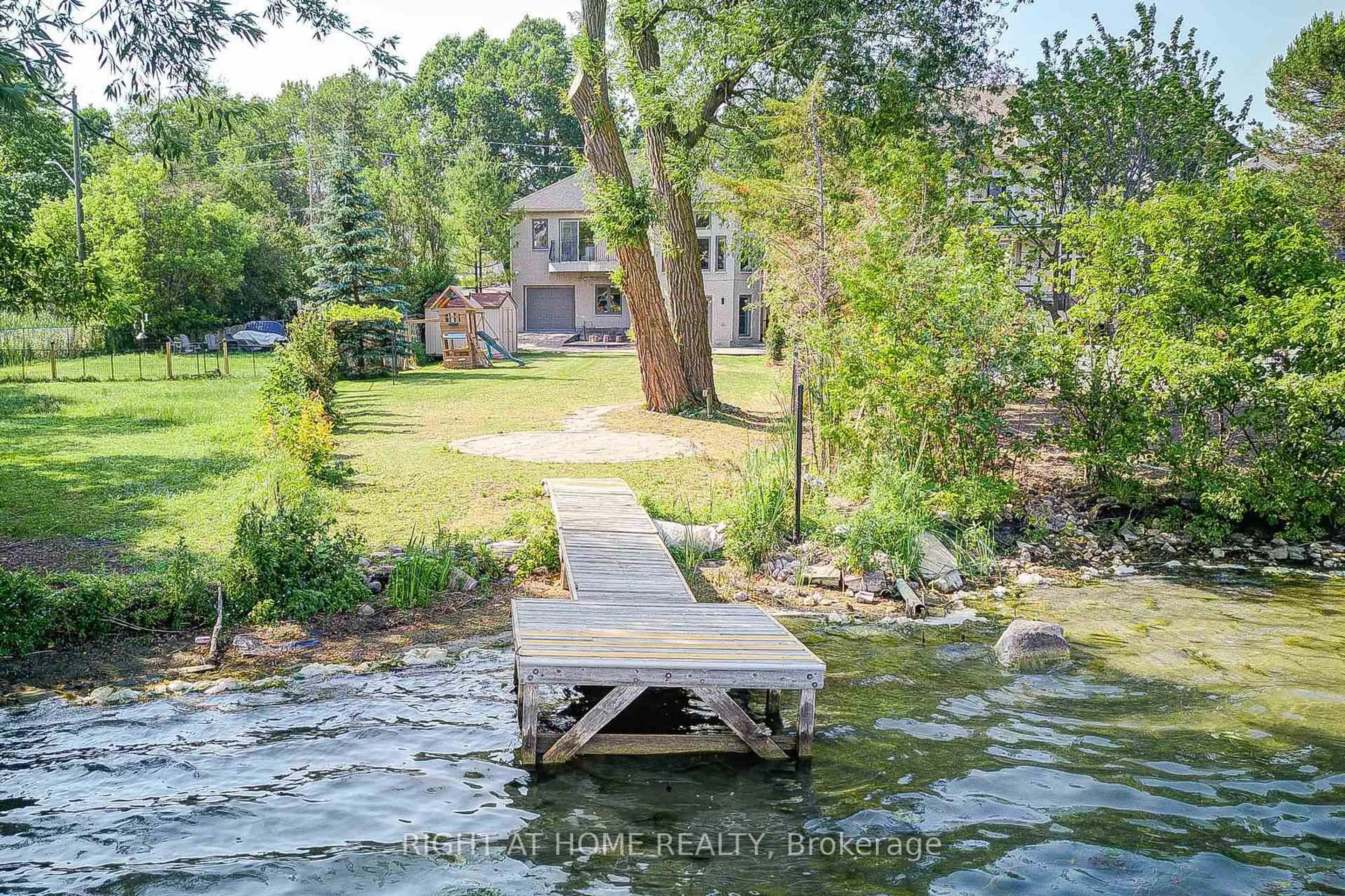 A pic from outside/outdoor area/front of a property/back of a property/a pic from drone, water/lake/river/ocean view for 429 North Lake Rd, Richmond Hill Ontario L4E 3A7