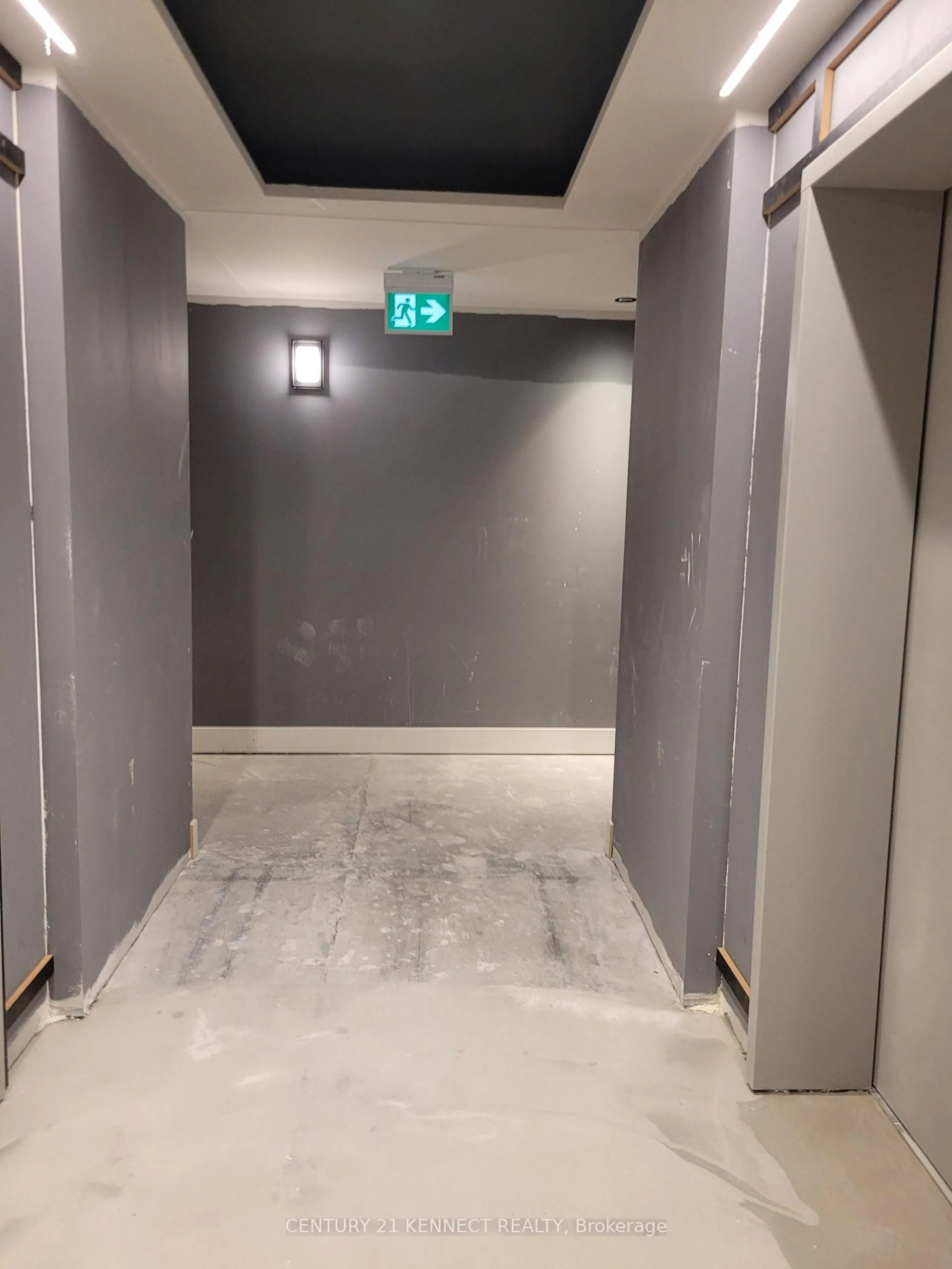 Indoor foyer for 50 Upper Mall Way #B-0432, Vaughan Ontario L4J 0J2