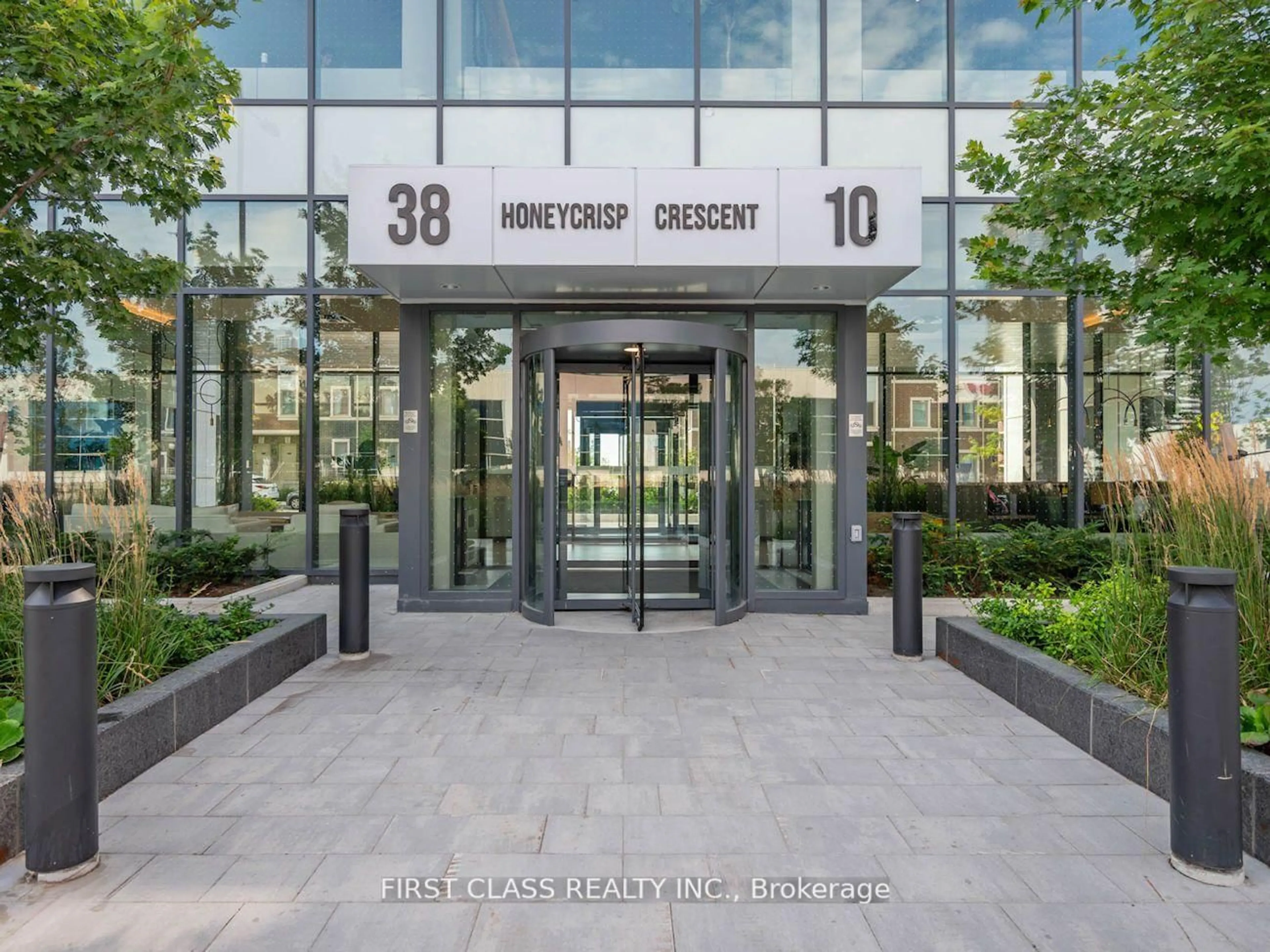 Indoor foyer for 38 Honeycrisp Cres #2116, Vaughan Ontario L4K 0M8