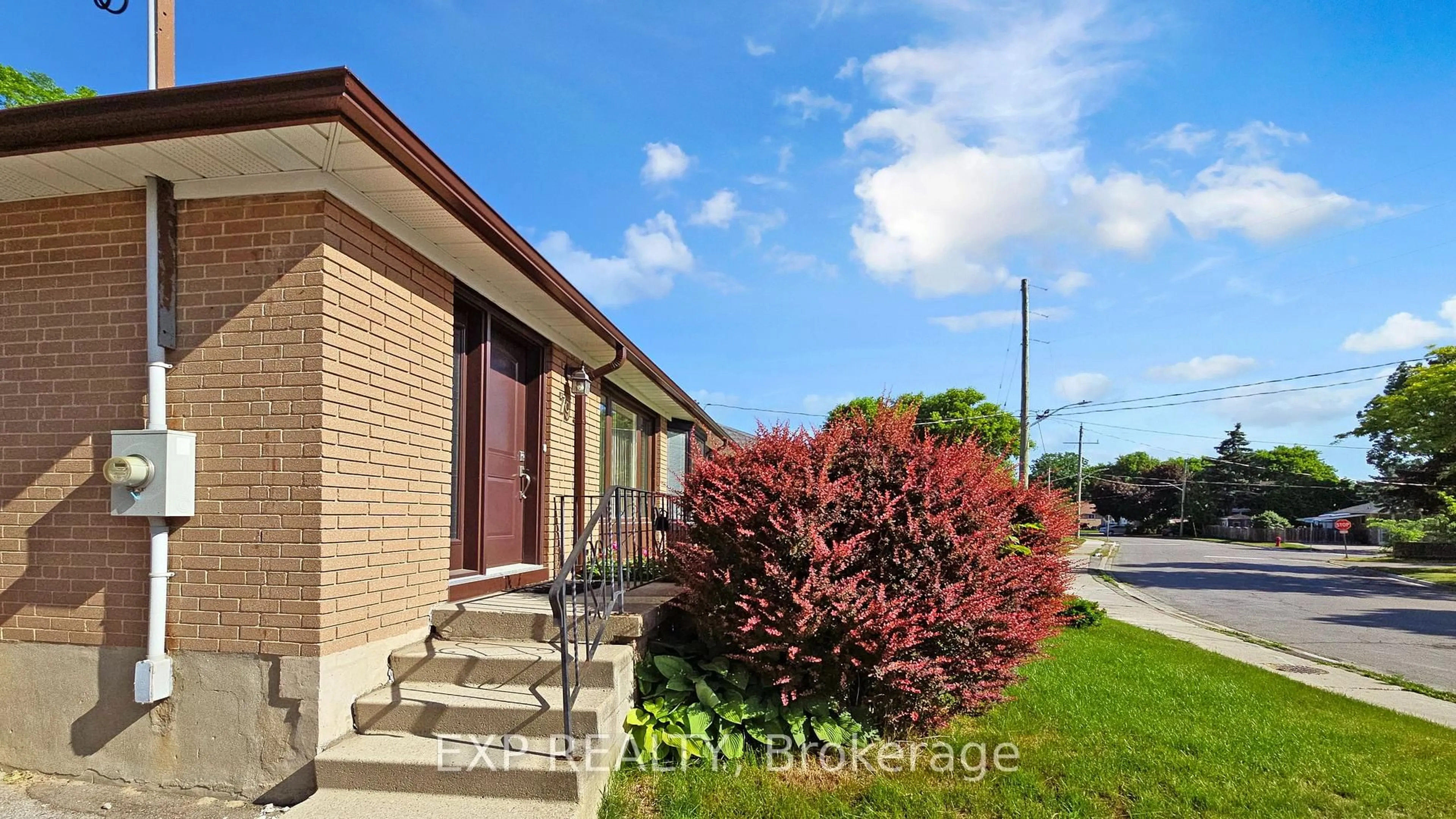 Home with brick exterior material, unknown for 79 Walter Ave, Newmarket Ontario L3Y 2T5