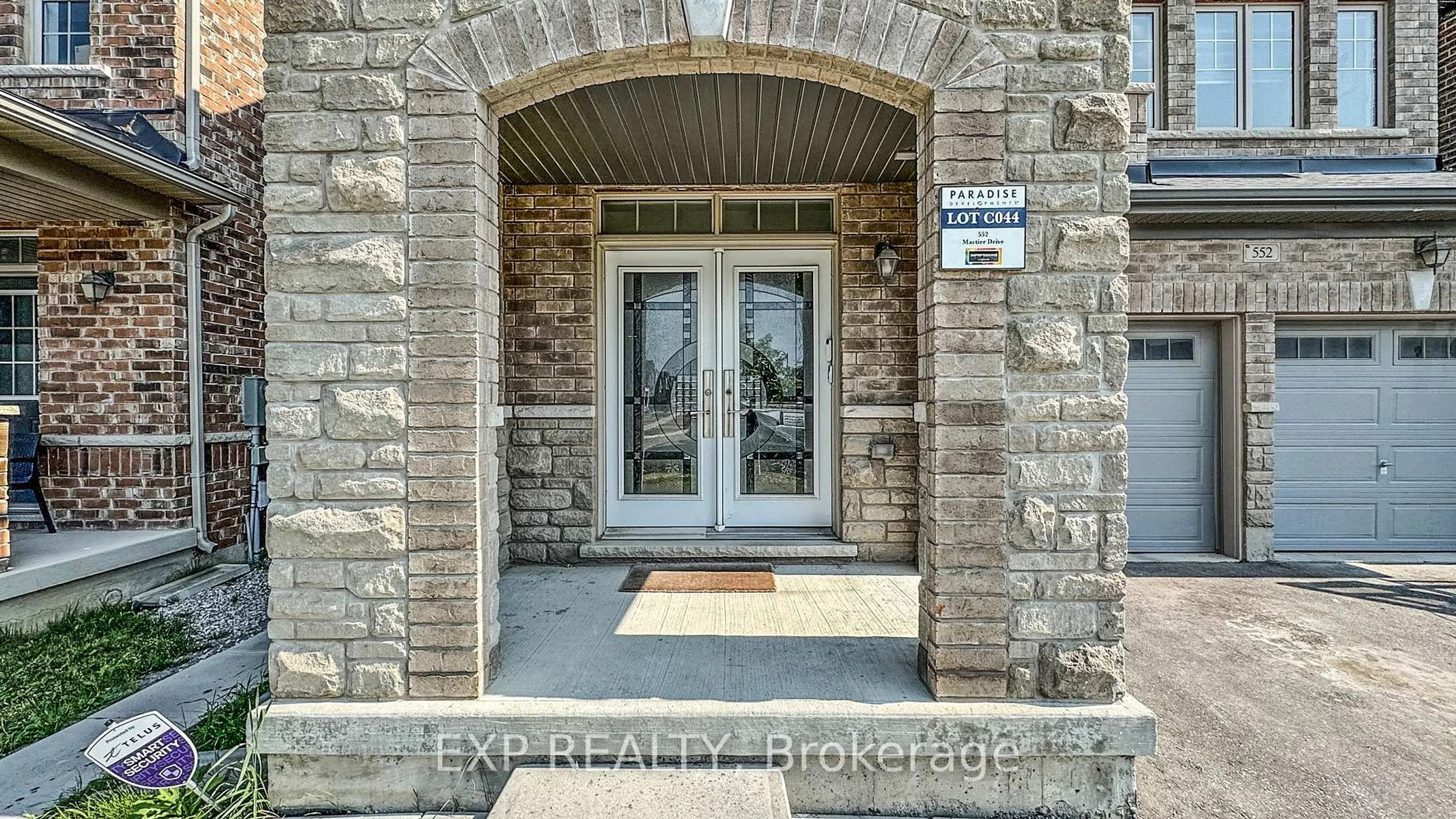 Indoor entryway for 552 Mactier Dr, Vaughan Ontario L4H 4L5