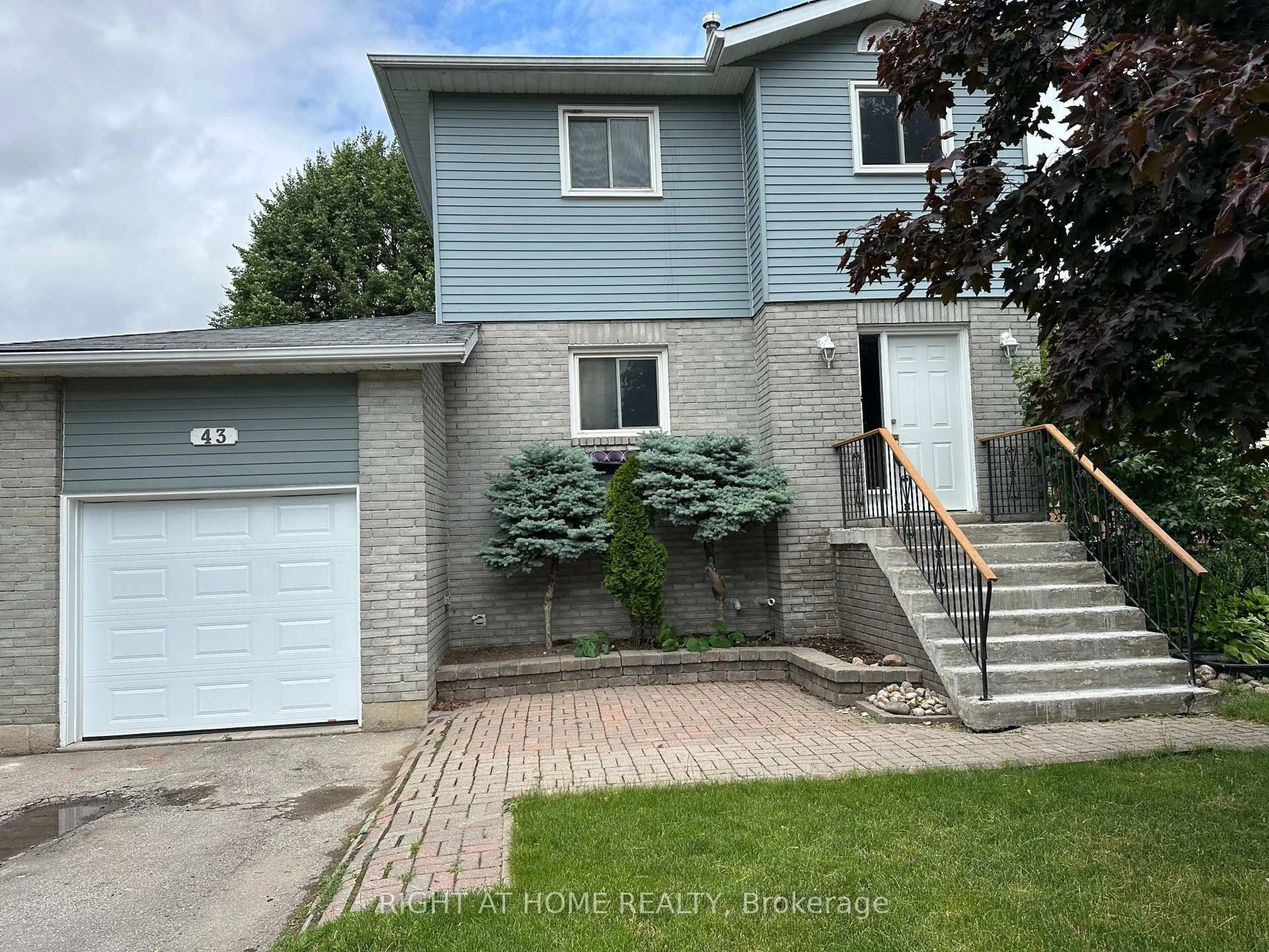 A pic from outside/outdoor area/front of a property/back of a property/a pic from drone, street for 43 Campion Crt, Georgina Ontario L4P 3N1