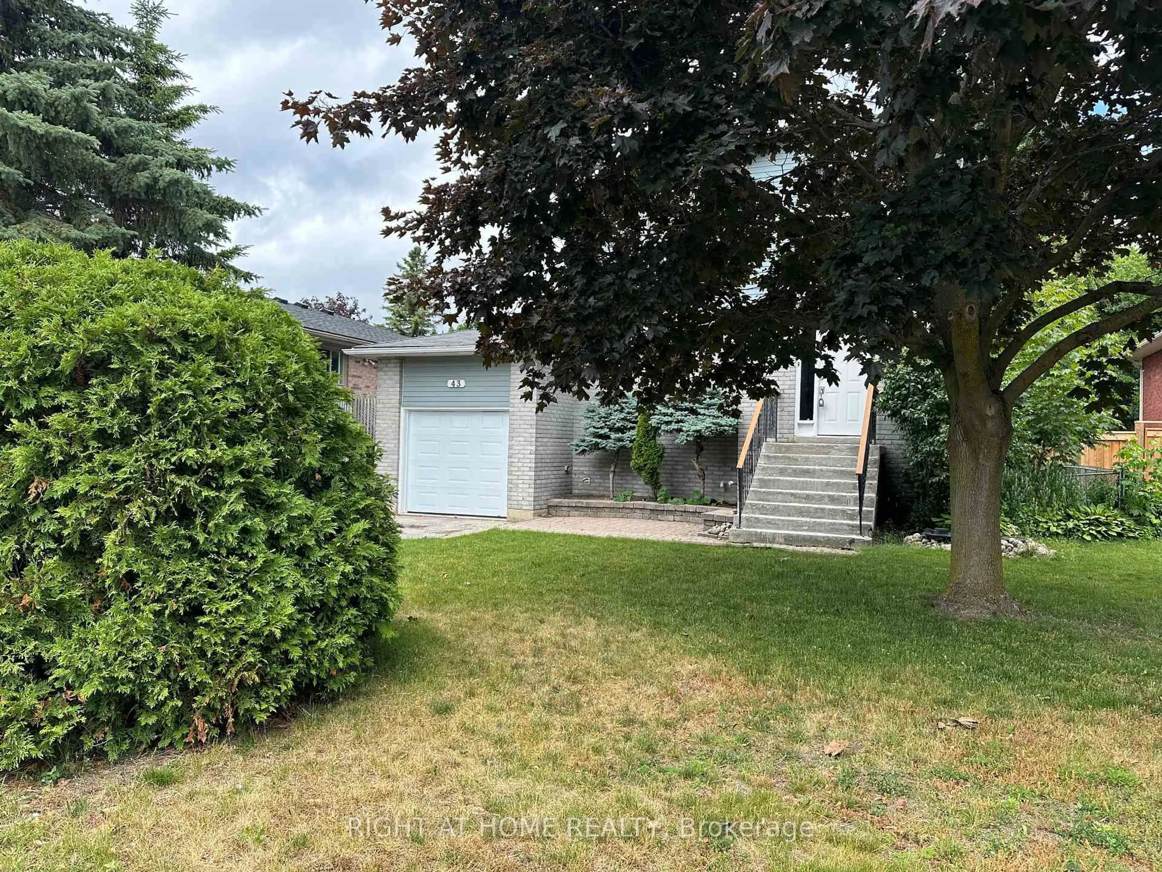 A pic from outside/outdoor area/front of a property/back of a property/a pic from drone, street for 43 Campion Crt, Georgina Ontario L4P 3N1