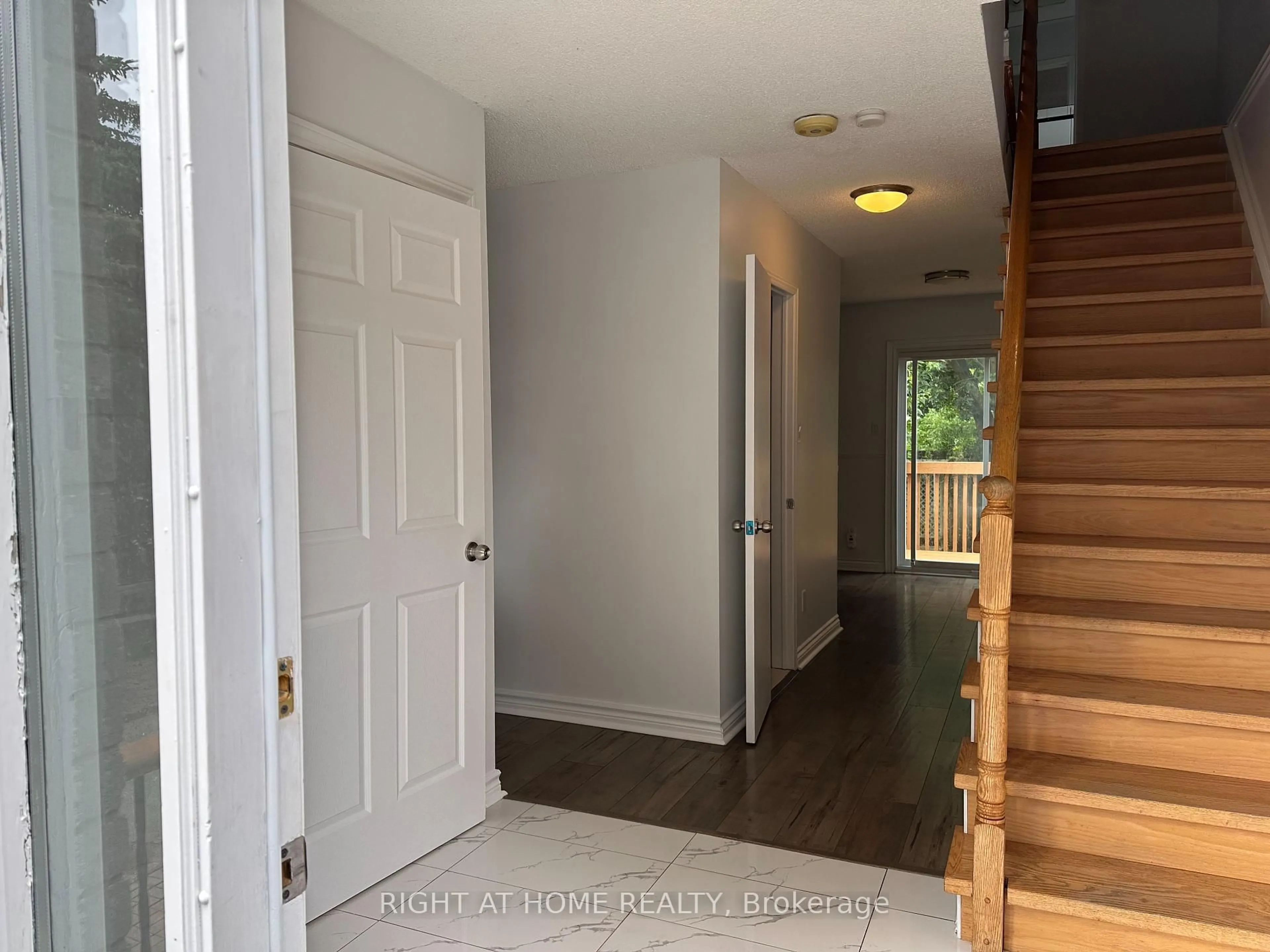Indoor entryway for 43 Campion Crt, Georgina Ontario L4P 3N1