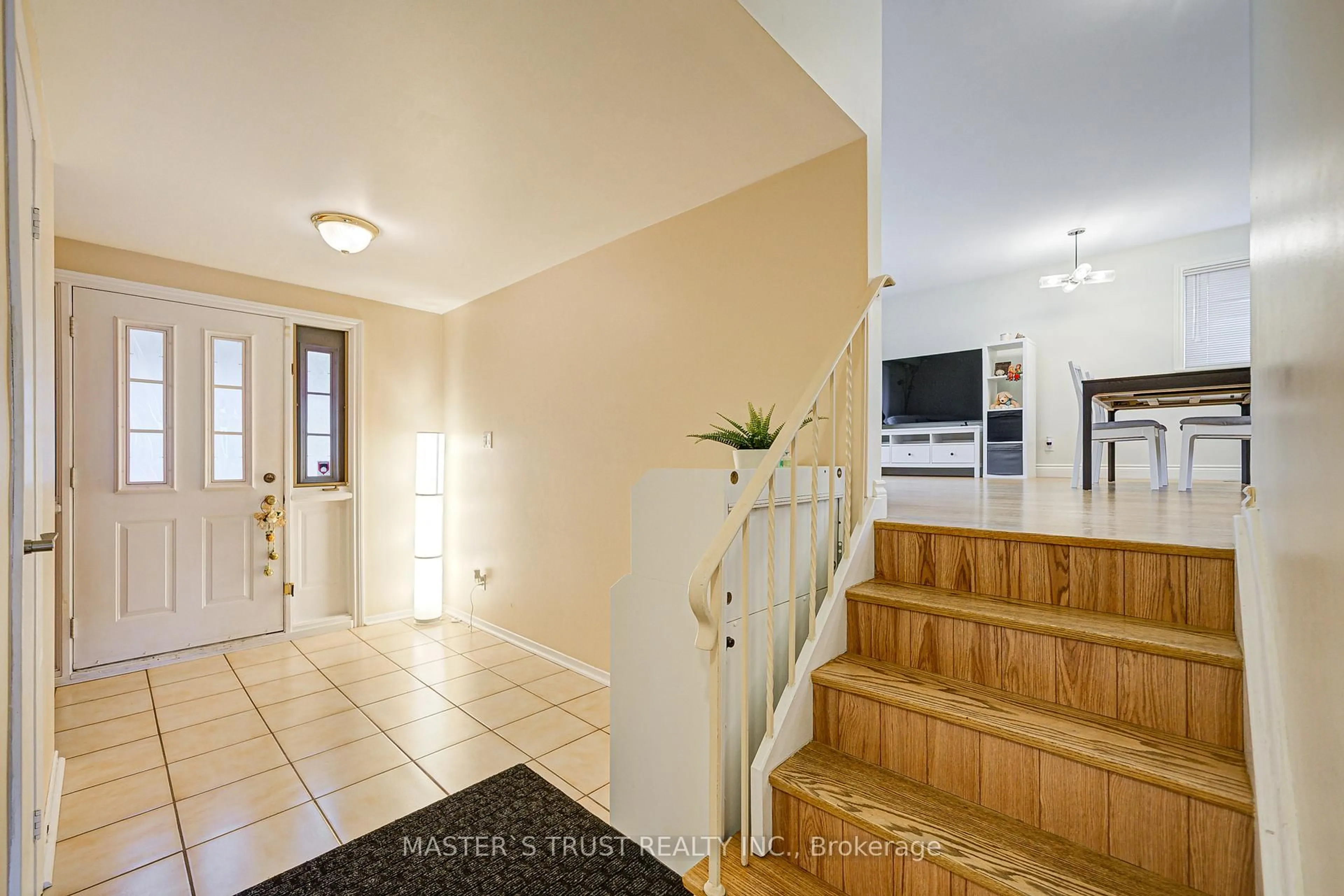 Indoor foyer for 55 Hill Dr, Aurora Ontario L4G 3A7