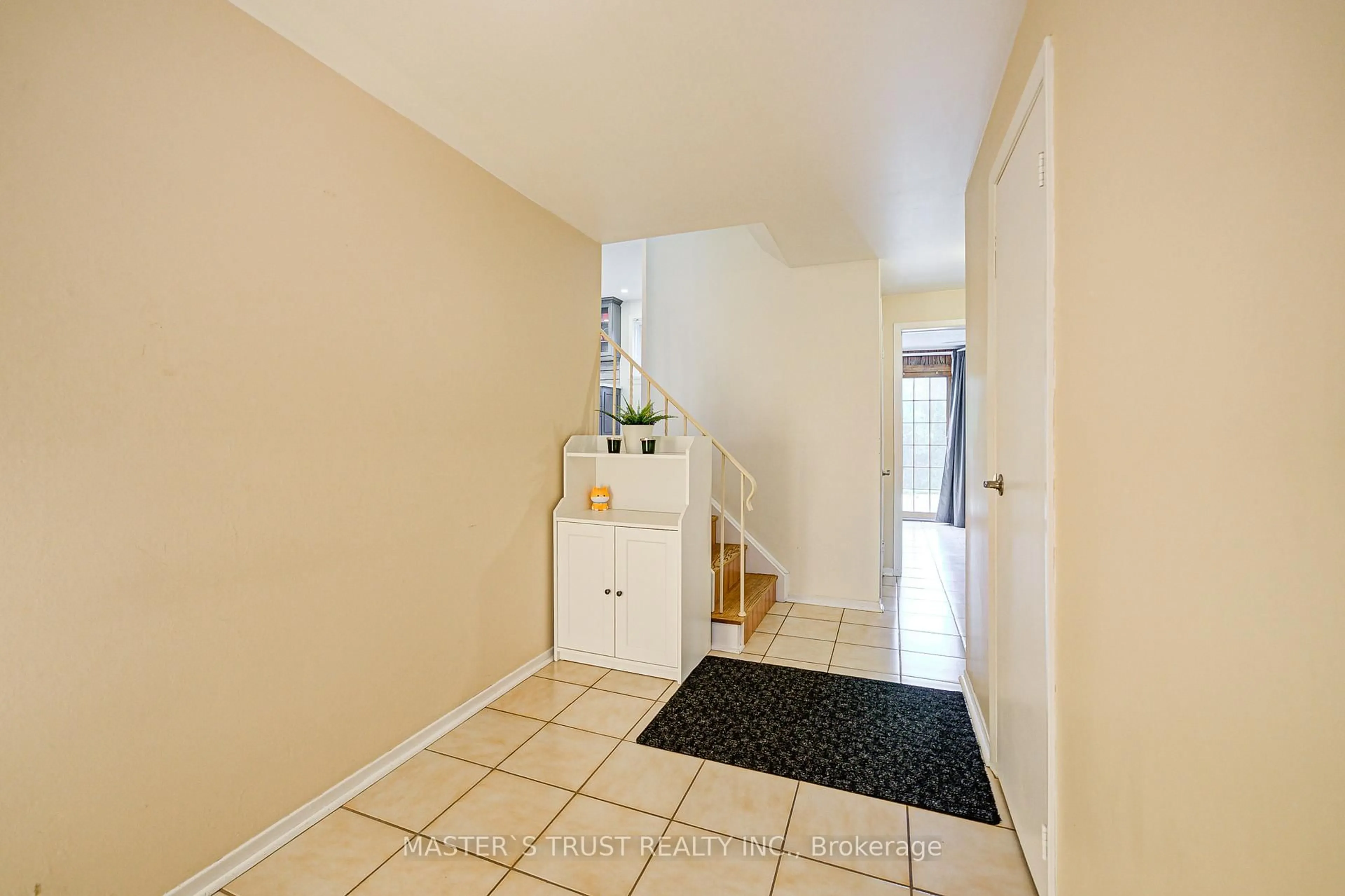Indoor entryway for 55 Hill Dr, Aurora Ontario L4G 3A7
