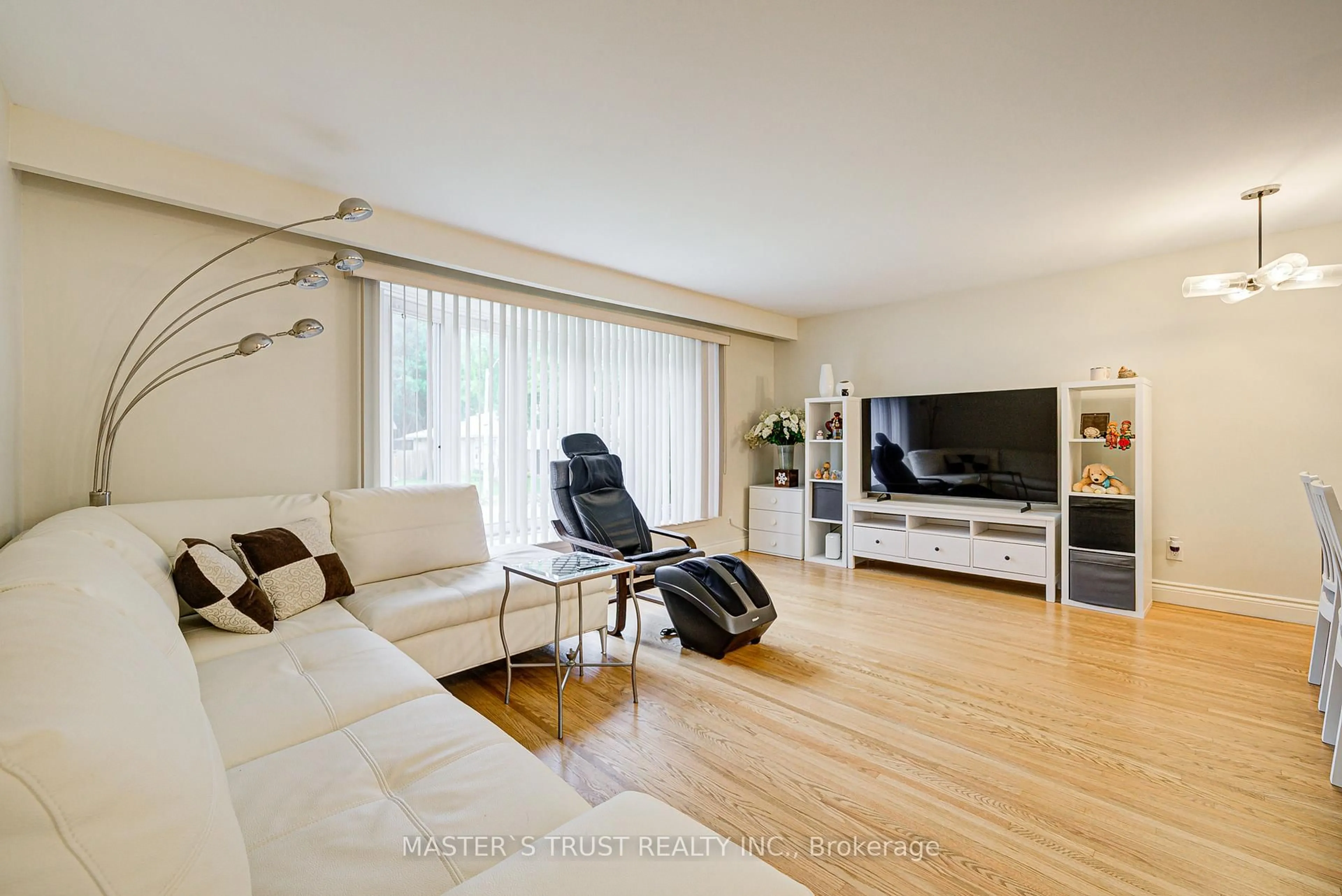 Living room with furniture, wood/laminate floor for 55 Hill Dr, Aurora Ontario L4G 3A7
