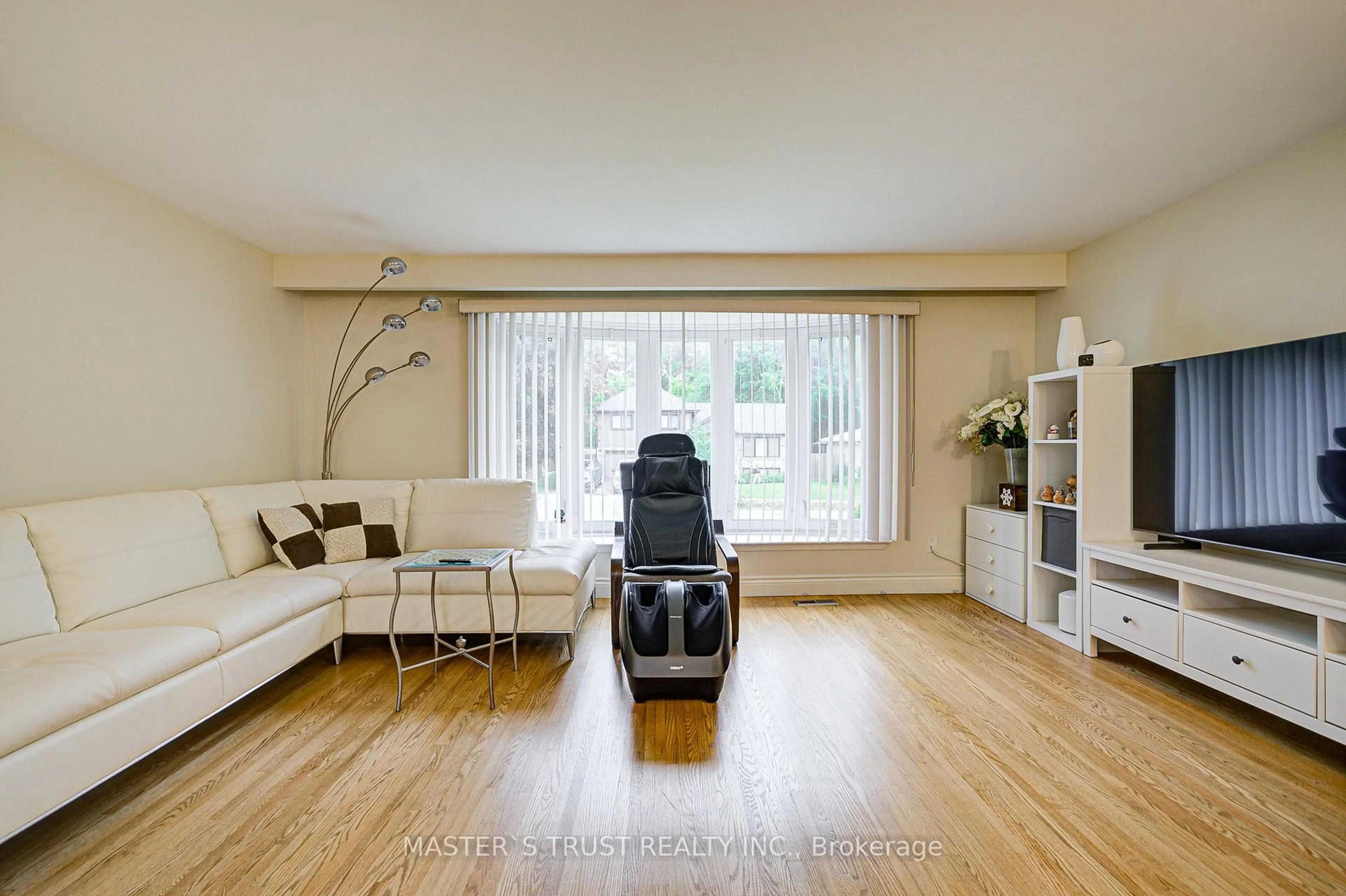 Living room with furniture, wood/laminate floor for 55 Hill Dr, Aurora Ontario L4G 3A7