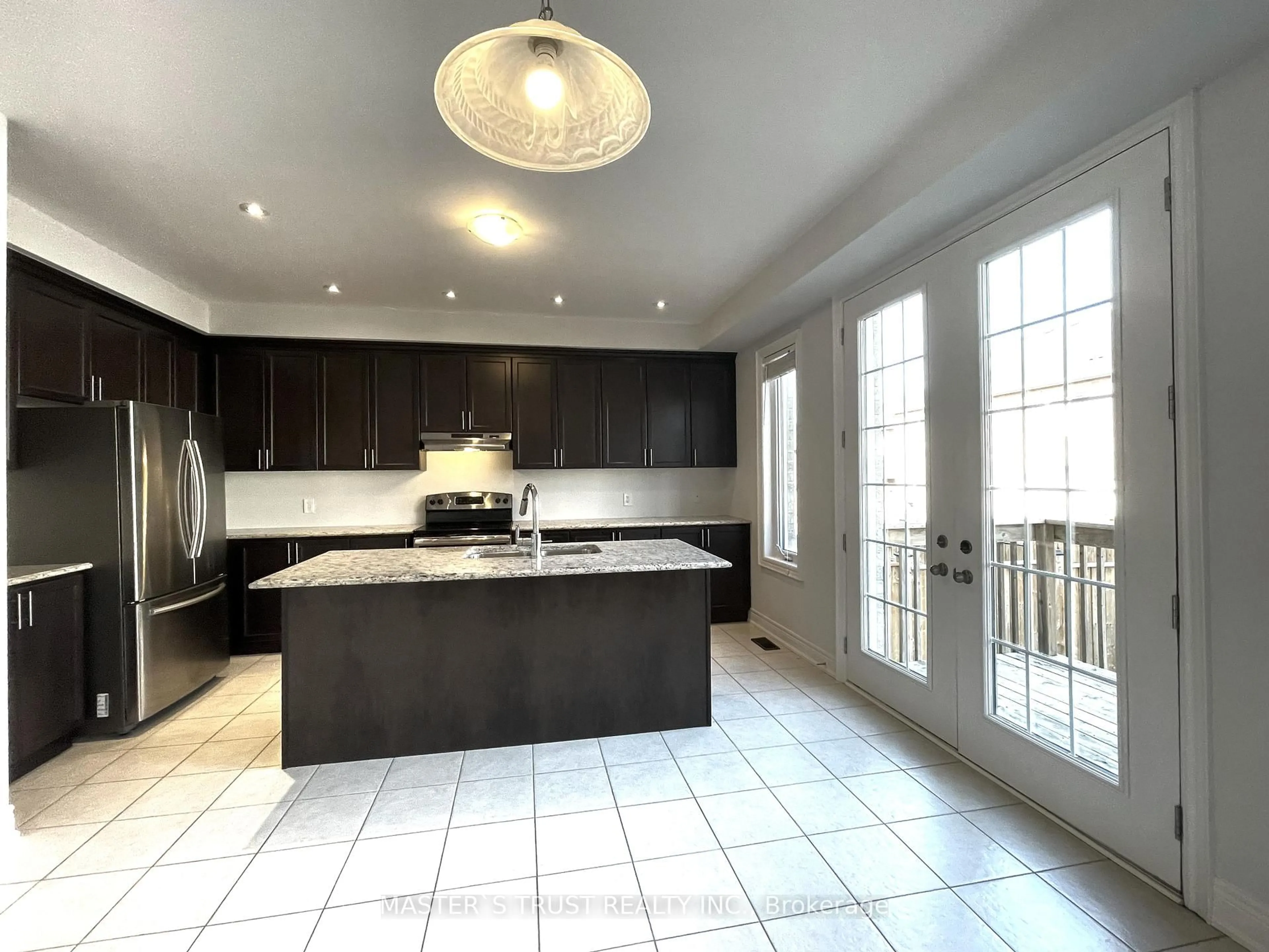 Open concept kitchen, ceramic/tile floor for 18 CLIFFORD FAIRBARN Dr, East Gwillimbury Ontario L9N 0S1