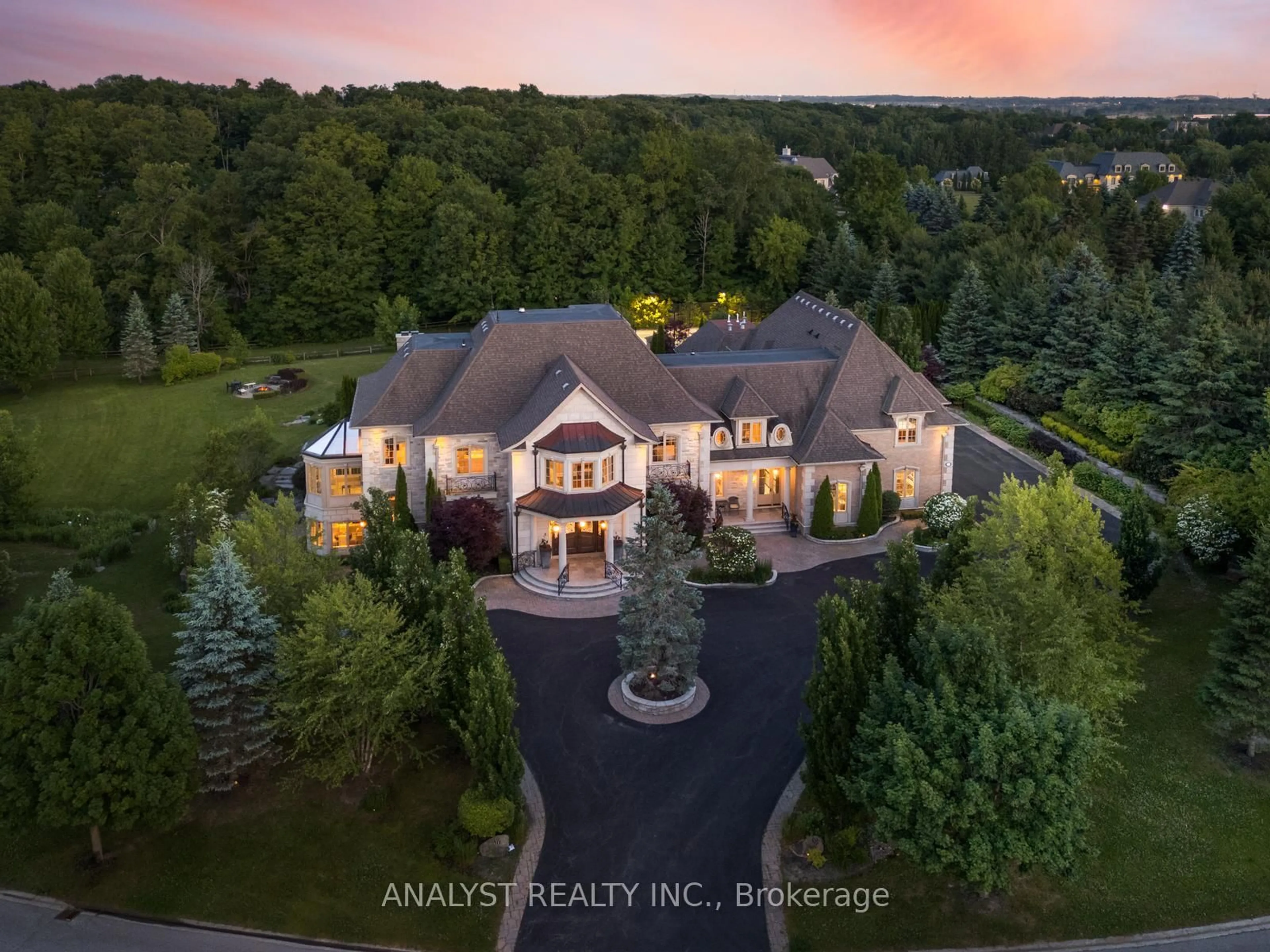 A pic from outside/outdoor area/front of a property/back of a property/a pic from drone, mountain view for 86 Eden Vale Dr, King Ontario L7B 1L8