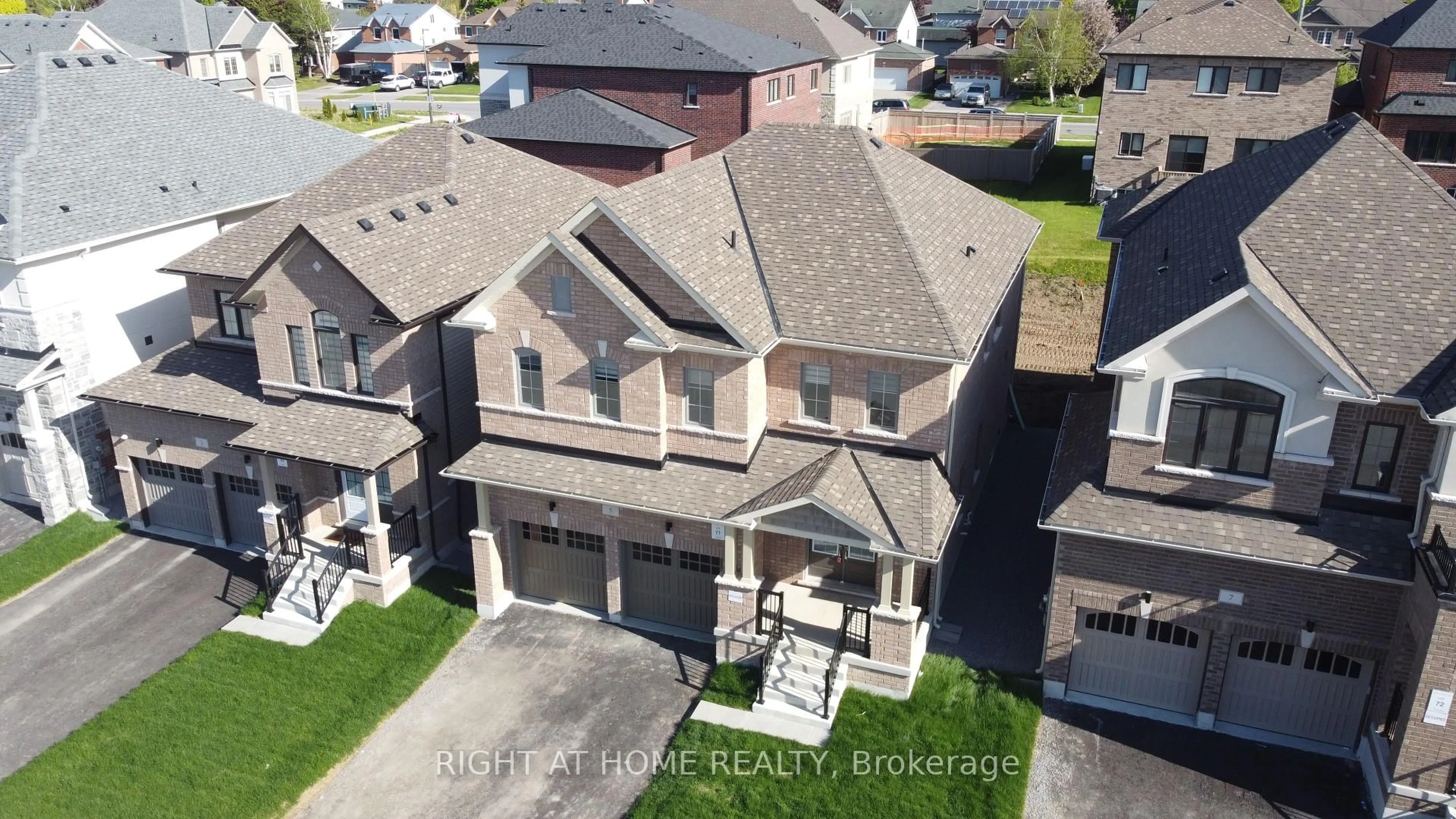 A pic from outside/outdoor area/front of a property/back of a property/a pic from drone, street for 5 Stennett Dr, Georgina Ontario L4P 0J4