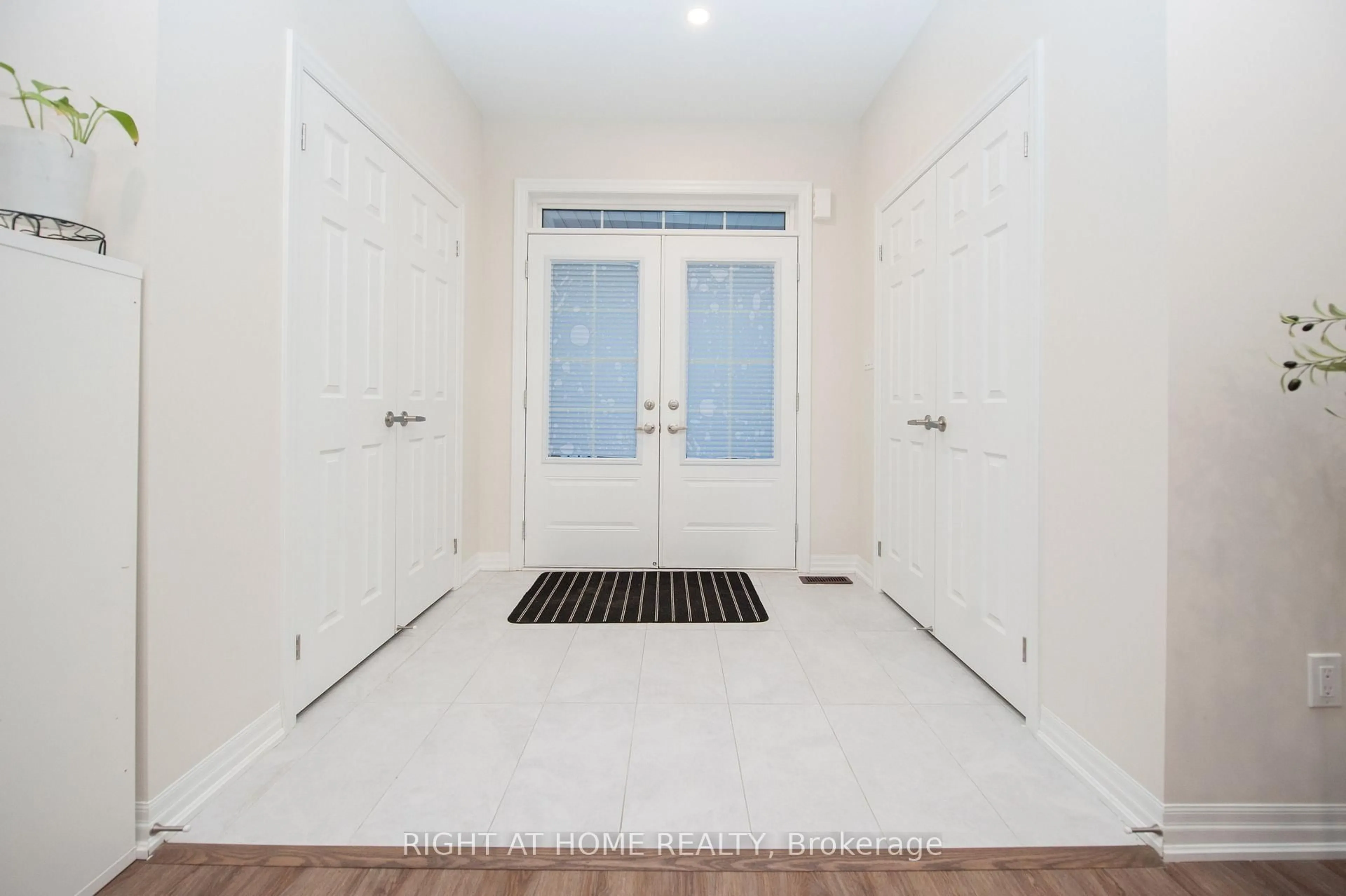 Indoor entryway for 5 Stennett Dr, Georgina Ontario L4P 0J4