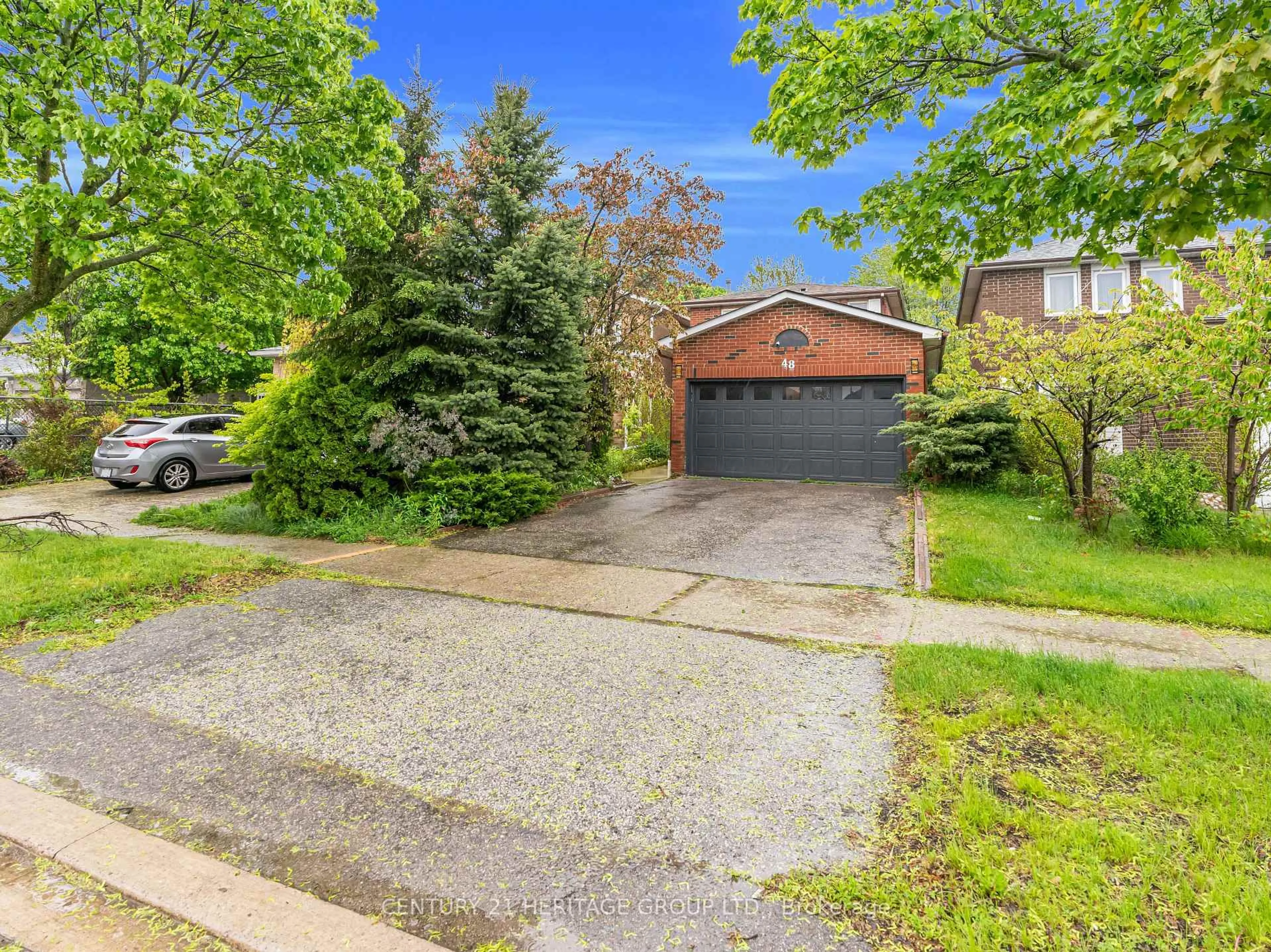 A pic from outside/outdoor area/front of a property/back of a property/a pic from drone, street for 48 Gray Cres, Richmond Hill Ontario L4C 5V5