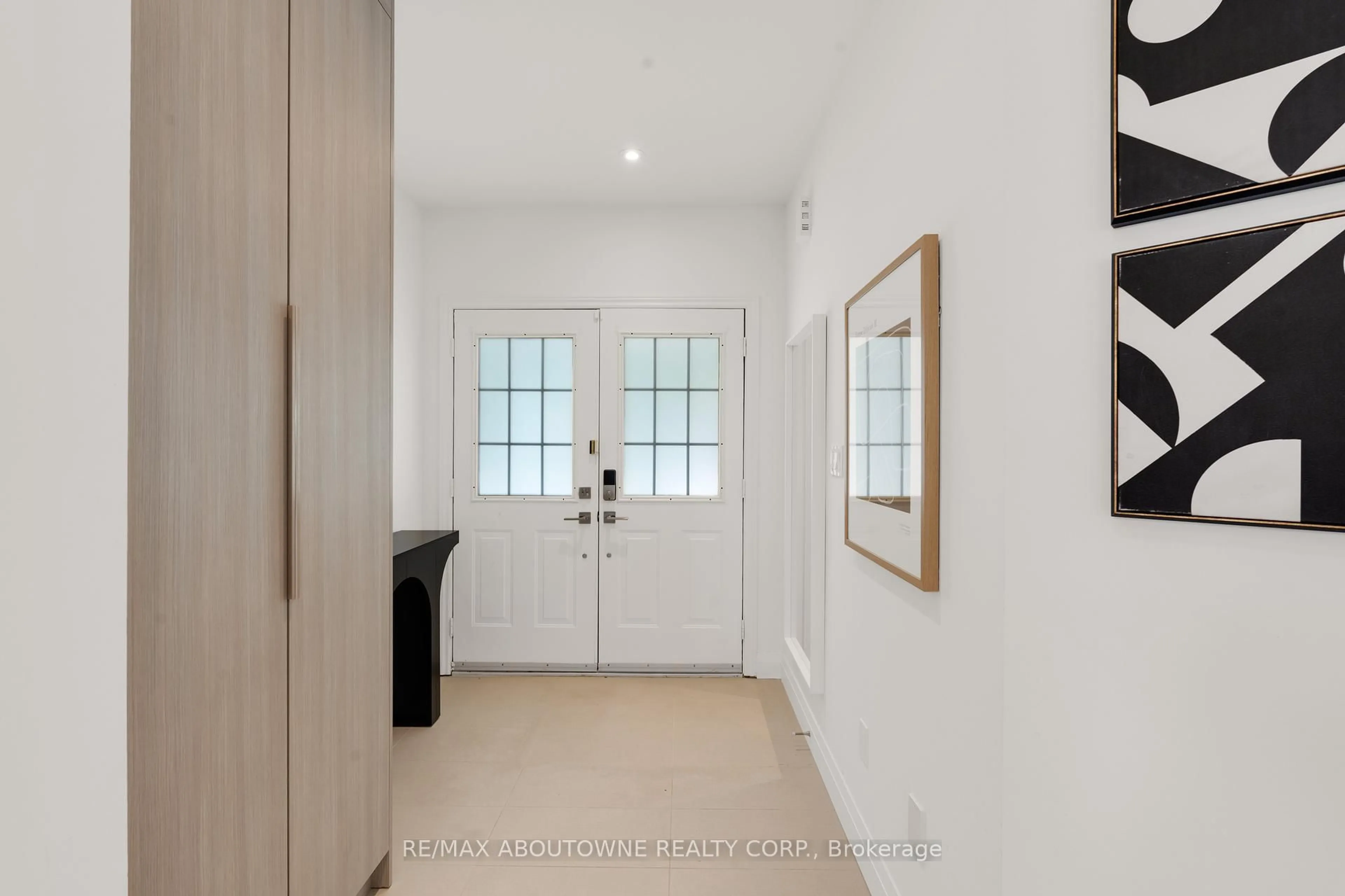 Indoor entryway for 26 Starr Cres, Aurora Ontario L4G 7X3