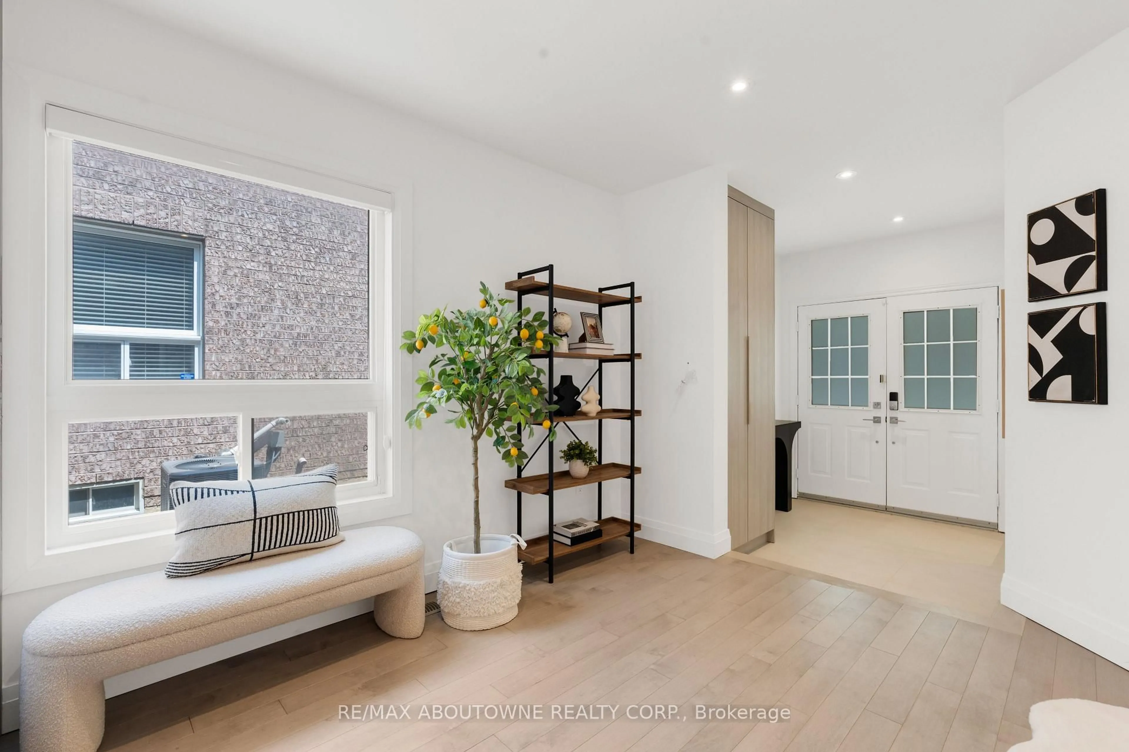Indoor entryway for 26 Starr Cres, Aurora Ontario L4G 7X3