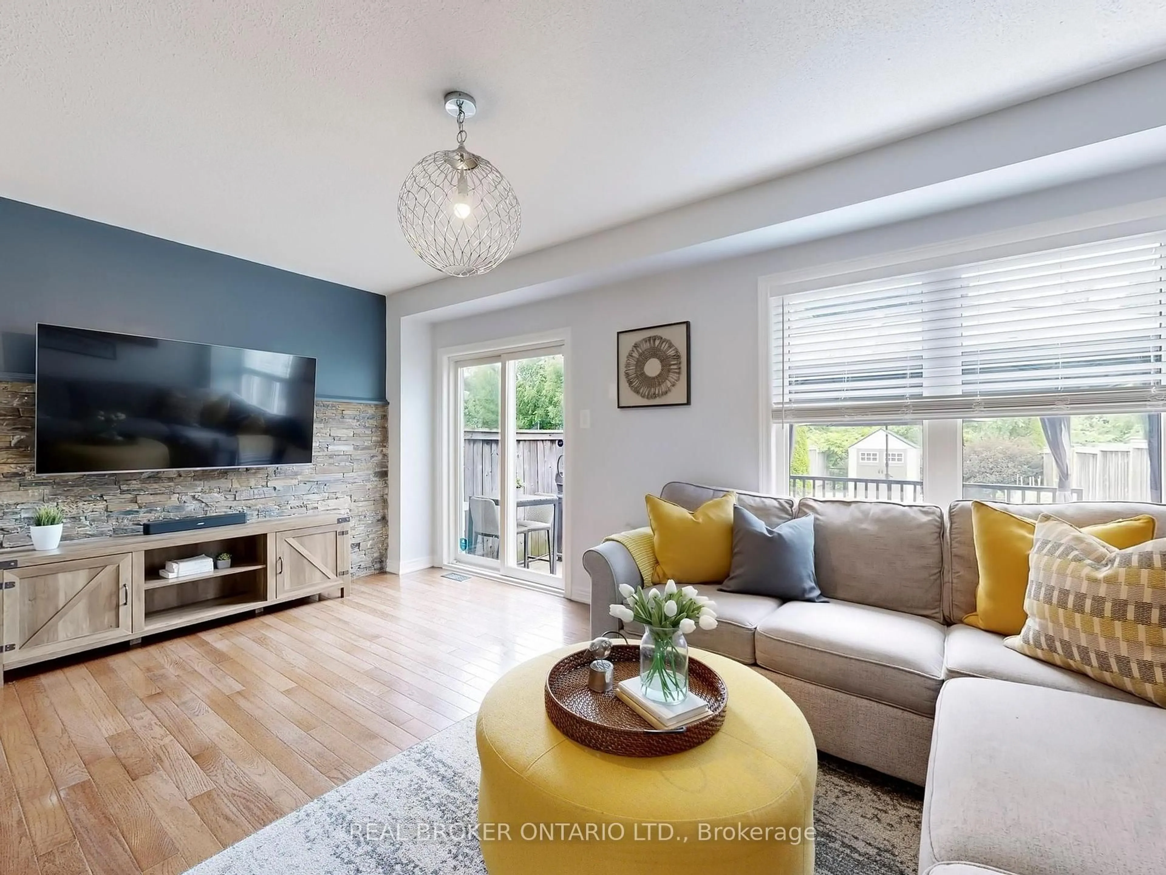 Living room with furniture, wood/laminate floor for 63 Northwest Passage, Whitchurch-Stouffville Ontario L4A 0T2