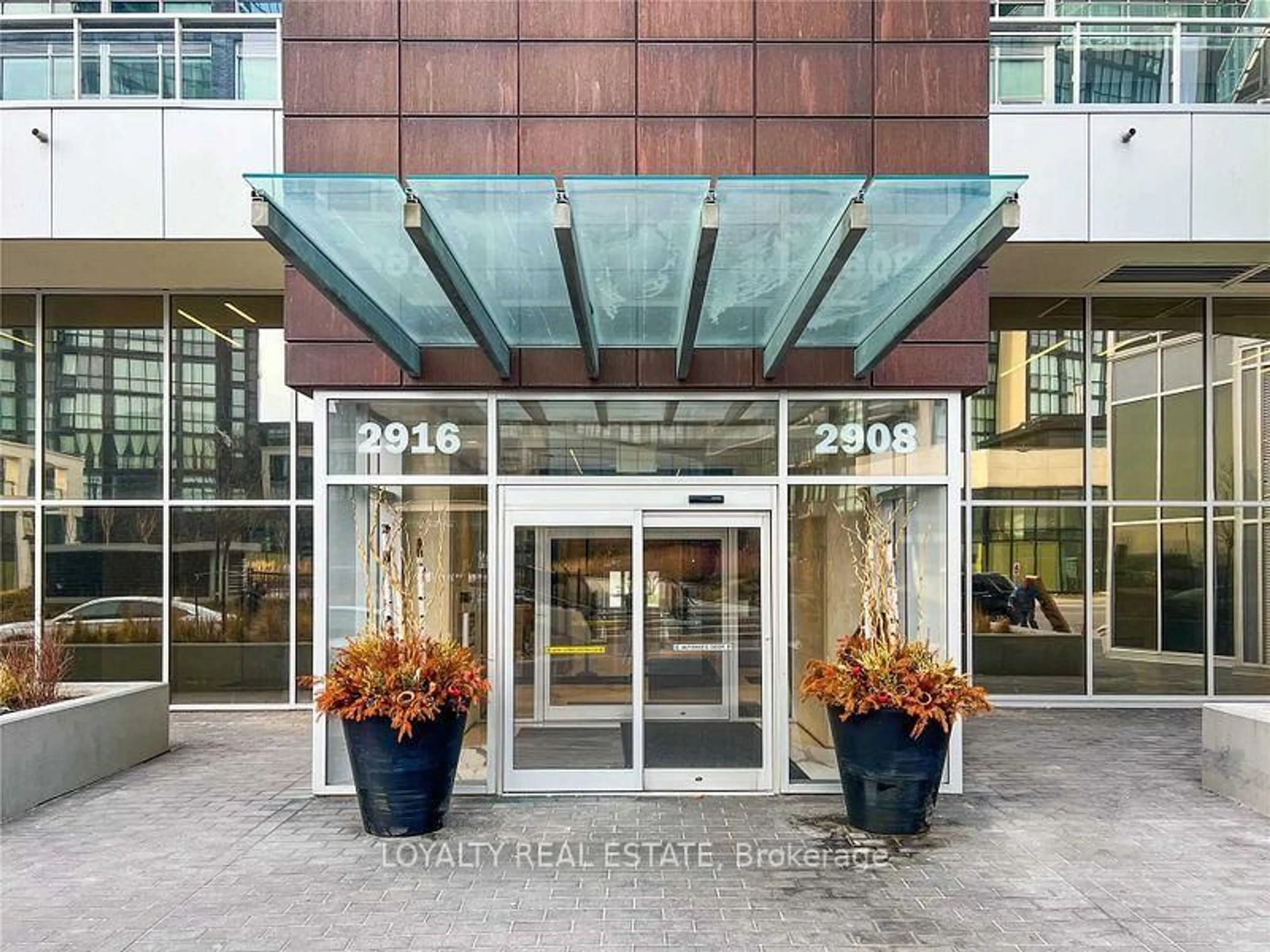 Indoor foyer for 2916 Highway 7 Rd #901, Vaughan Ontario L4K 0K6